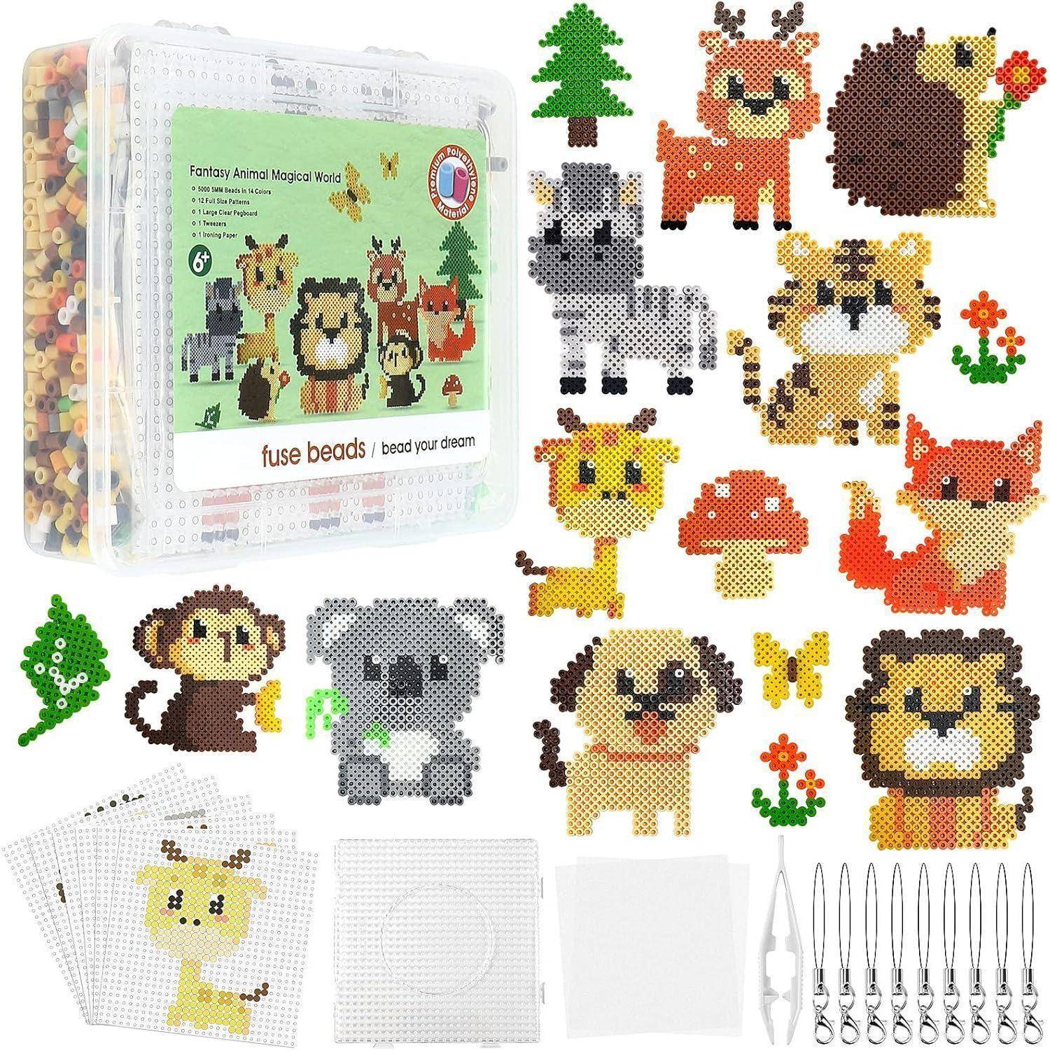 Ein Set von Pixel-Art-Tierdesigns, die mit bunten Bügelperlen hergestellt wurden, darunter Löwen, Affen, Hirsche und mehr, präsentiert neben der Bügelperlenbox.