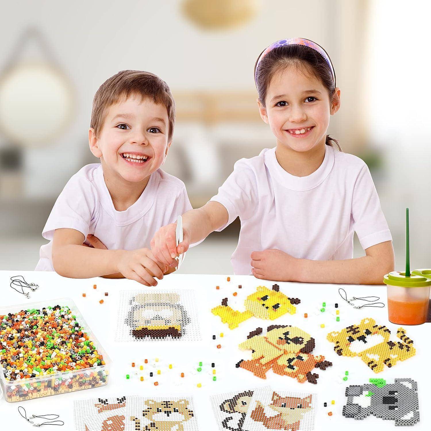 Zwei lächelnde Kinder sitzen an einem Tisch und erstellen Tierdesigns aus bunten Perlen mit Tabletts, unter hellem Raumlicht.