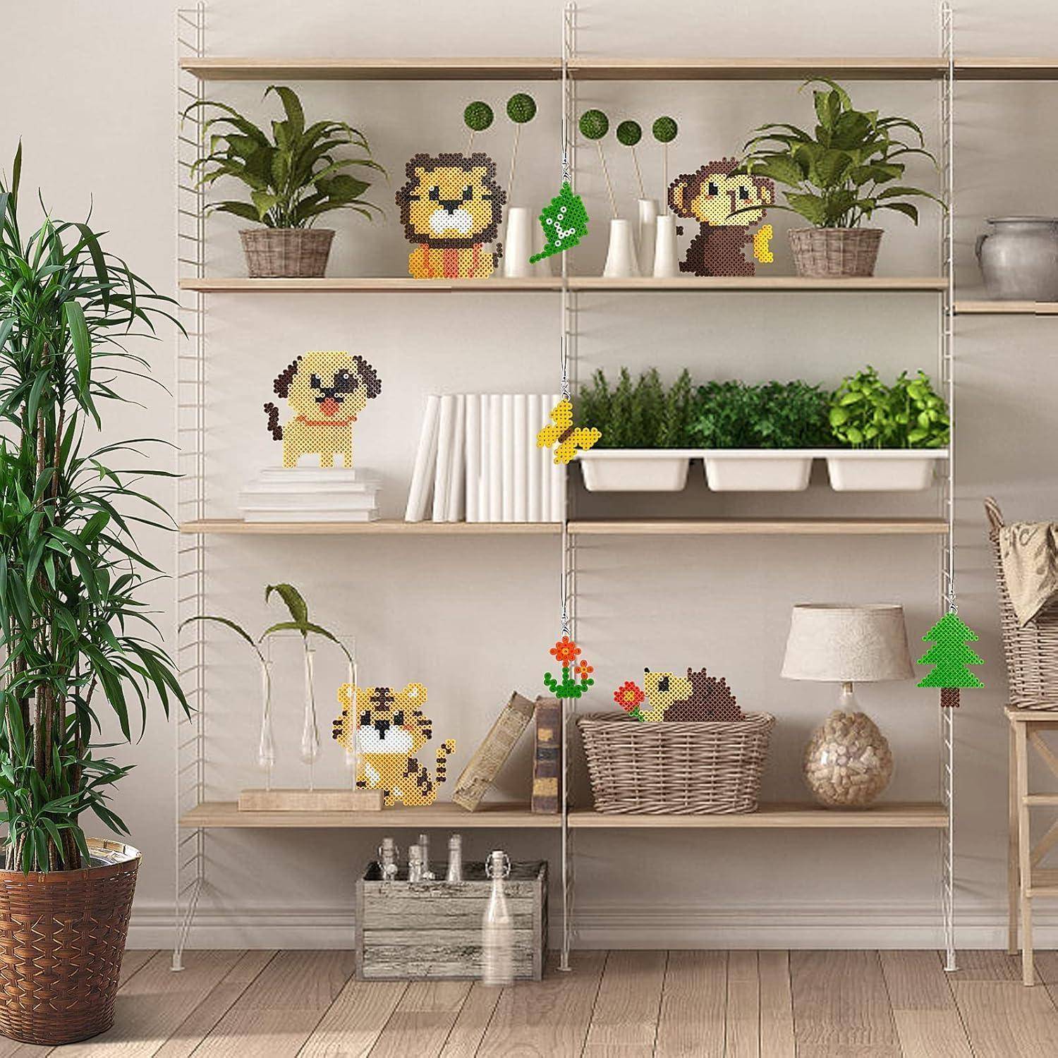 Ein Wohnzimmer mit einem Holzregal, das Pflanzen in Töpfen und Pixel-Art-Tierfiguren trägt. Eine Lampe und dekorative Körbe befinden sich auf den unteren Regalbrettern.