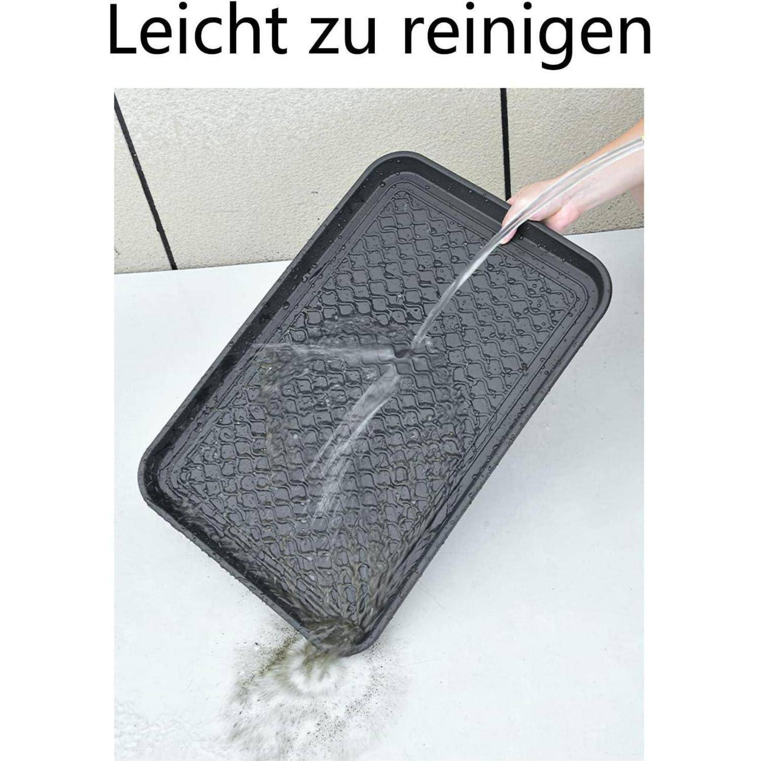 Eine Hand spült eine strukturierte Matte mit Wasser und zeigt, dass sie leicht zu reinigen ist.
