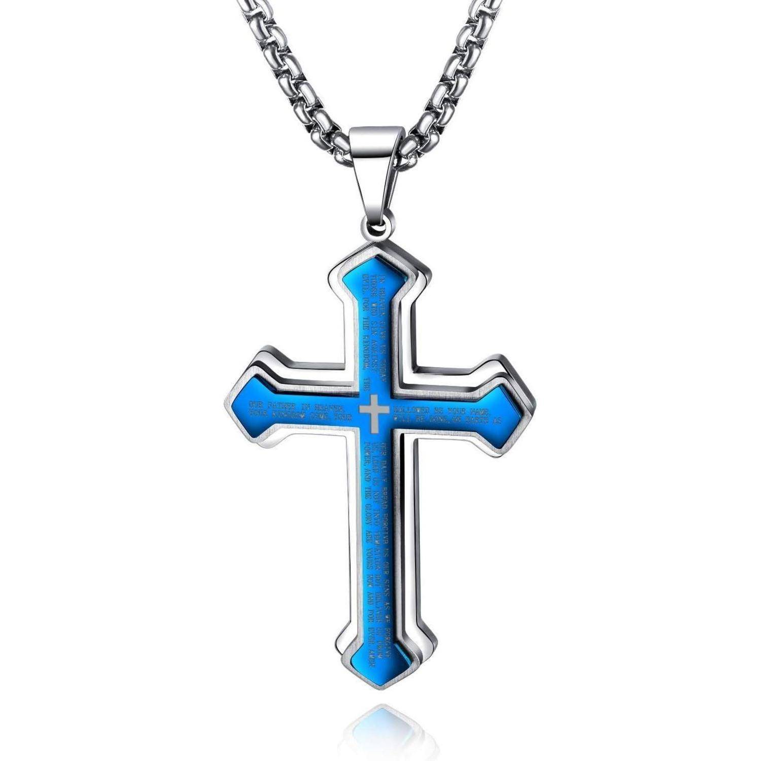 Eine silberne Kette trägt einen silbernen und blauen Kreuzanhänger mit einem kleineren Kreuz im Inneren. Das Kreuz ist ornamental gestaltet und hat einen reflektierenden Glanz.