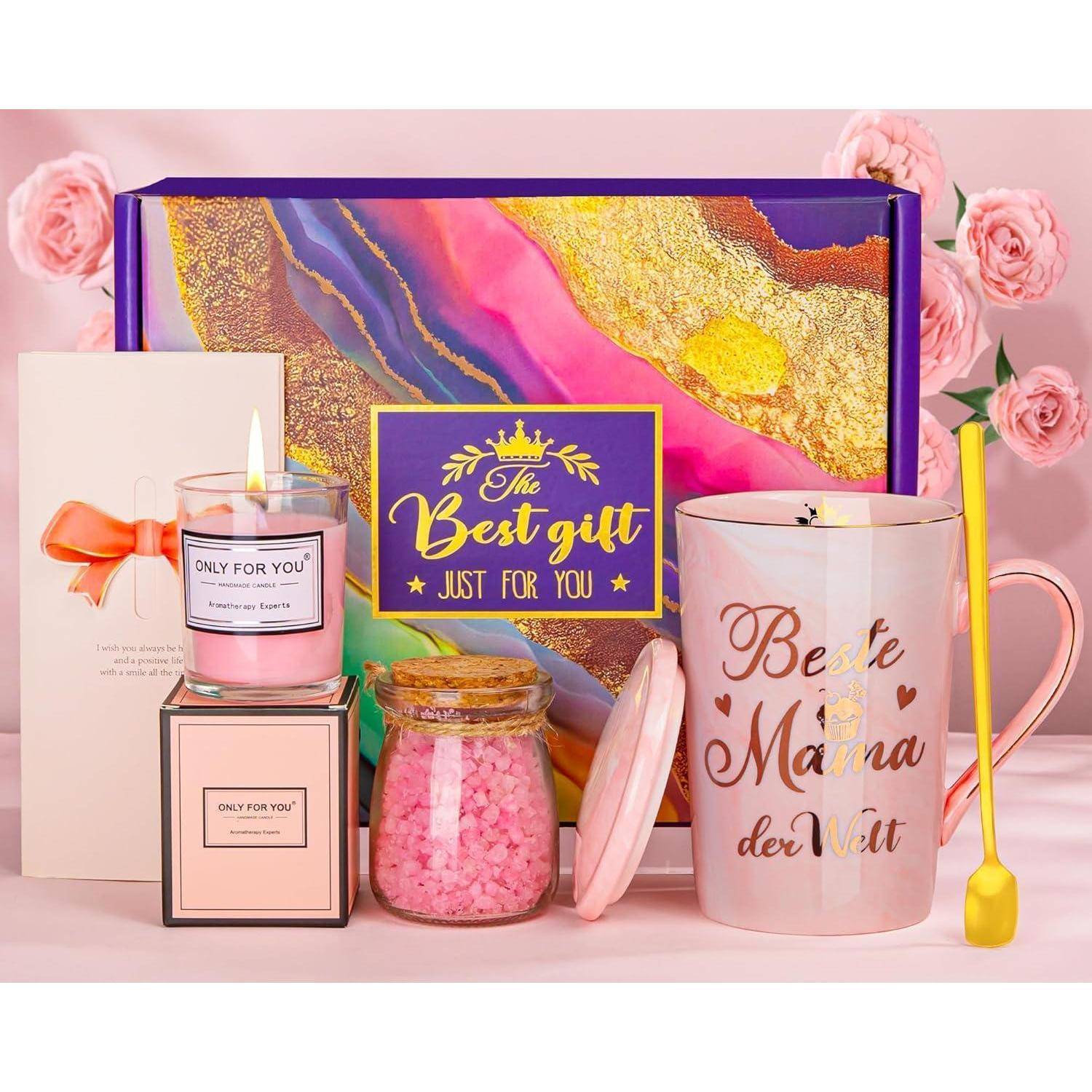 Geschenkset auf rosa Hintergrund enthält eine Tasse mit der Aufschrift 'Beste Mama der Welt', eine Kerze mit dem Etikett 'Nur für Dich', ein Glas mit rosa Badesalz, einen Rührlöffel, eine Grußkarte und eine Box mit der Aufschrift 'Das beste Geschenk nur für Dich'.