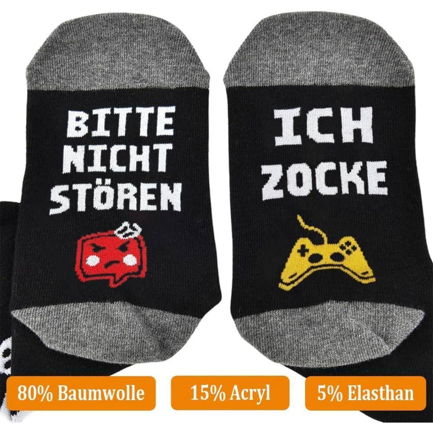 Socken mit Text: 'Bitte nicht stören' mit einer roten Sprechblase und Würfel, 'Ich zocke' mit einem gelben Gamecontroller. Stoff: 80% Baumwolle, 15% Acryl, 5% Elasthan.
