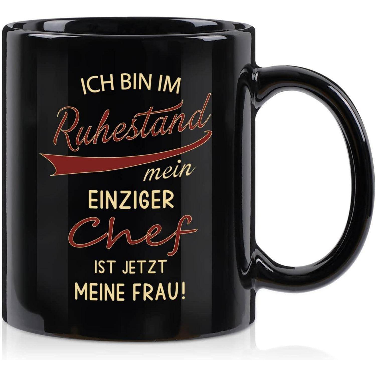 Schwarze Kaffeetasse mit deutschem Text, der lautet: 'Ich bin im Ruhestand, mein einziger Chef ist jetzt meine Frau,
