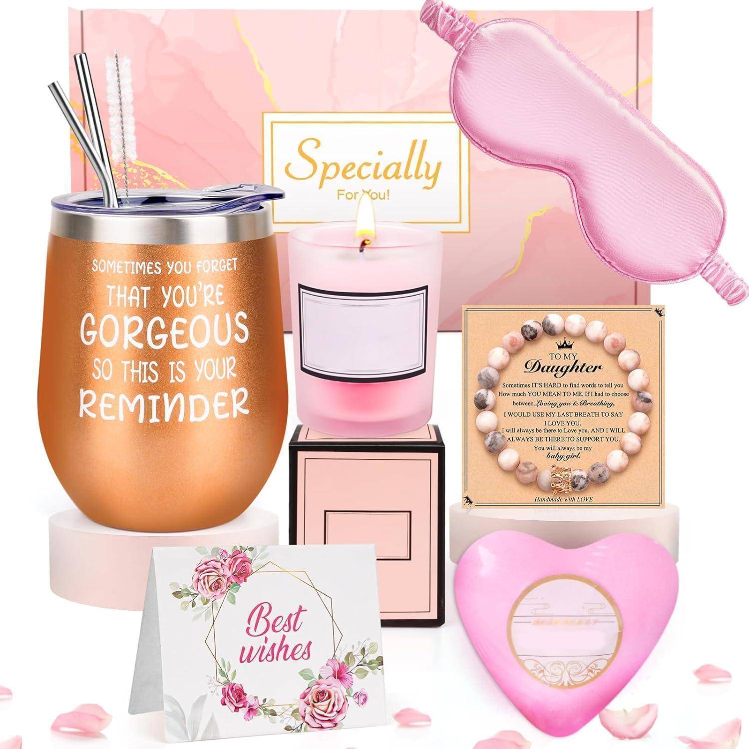 Geschenkset mit einem goldenen Trinkbecher mit dem Zitat ‚Manchmal vergisst du, wie wunderschön du bist, daher ist dies deine Erinnerung', einer rosa Kerze, einer lila Schlafmaske, einem Armband mit einem ‚Tochter'-Anhänger und einer ‚Herzliche Wünsche'-Karte.