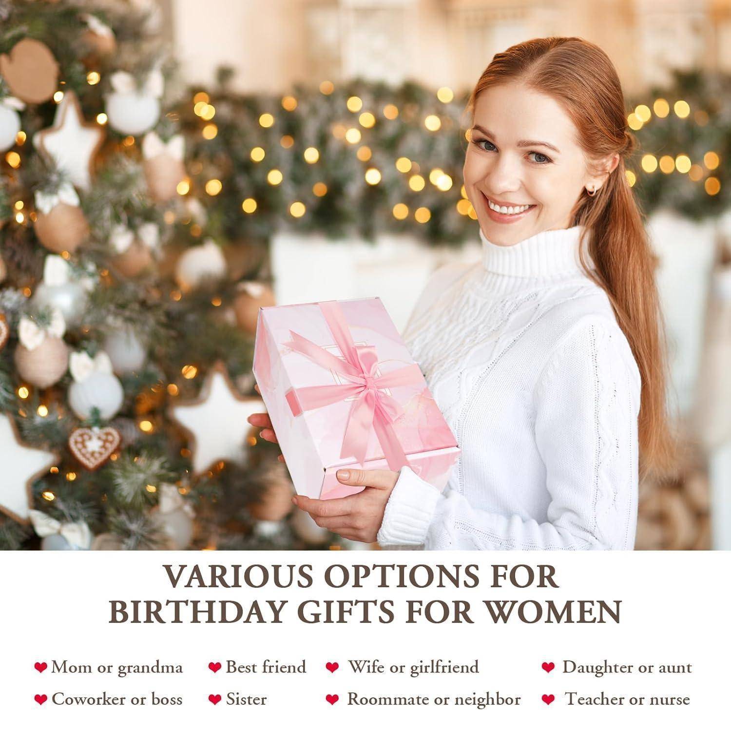 Eine Frau, die eine pinke Geschenkbox hält, steht lächelnd vor einem geschmückten Weihnachtsbaum. Der Text darunter listet Geschenkideen für Frauen in verschiedenen Beziehungen auf.