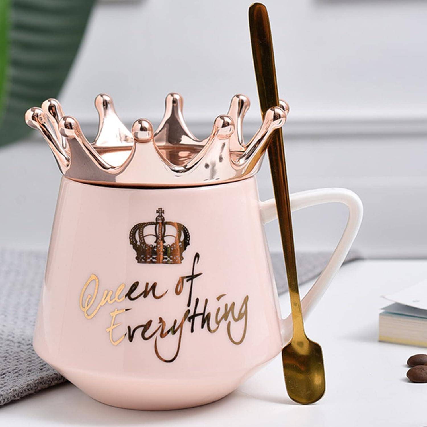 Eine rosa Tasse mit einem kronenförmigen Deckel und der Aufschrift 