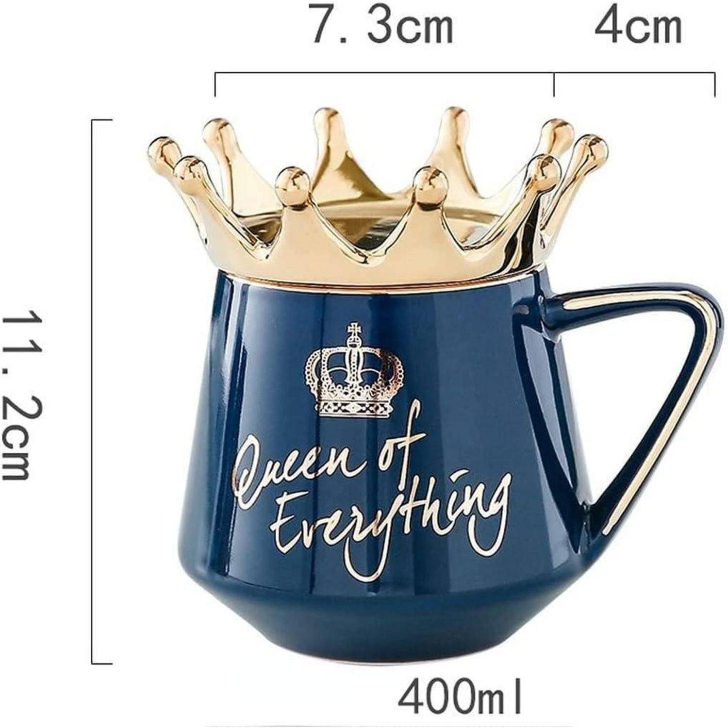 Eine blaue Tasse mit goldenem, kronenförmigem Rand, beschriftet mit 'Königin von allem'. Fassungsvermögen: 400ml. Abmessungen: Höhe 11,2 cm, Breite 7,3 cm.