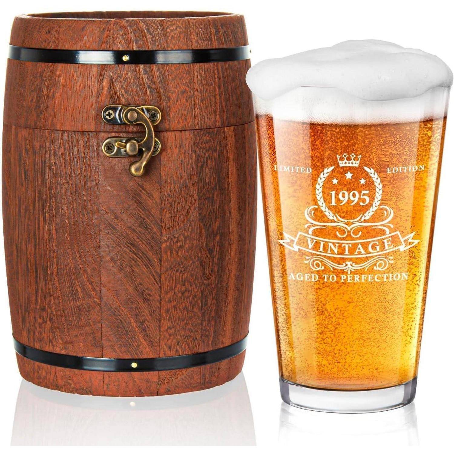 Ein hölzerner Bierfass steht neben einem Bierglas, das mit schaumigem Bier gefüllt ist. Auf dem Glas steht 
