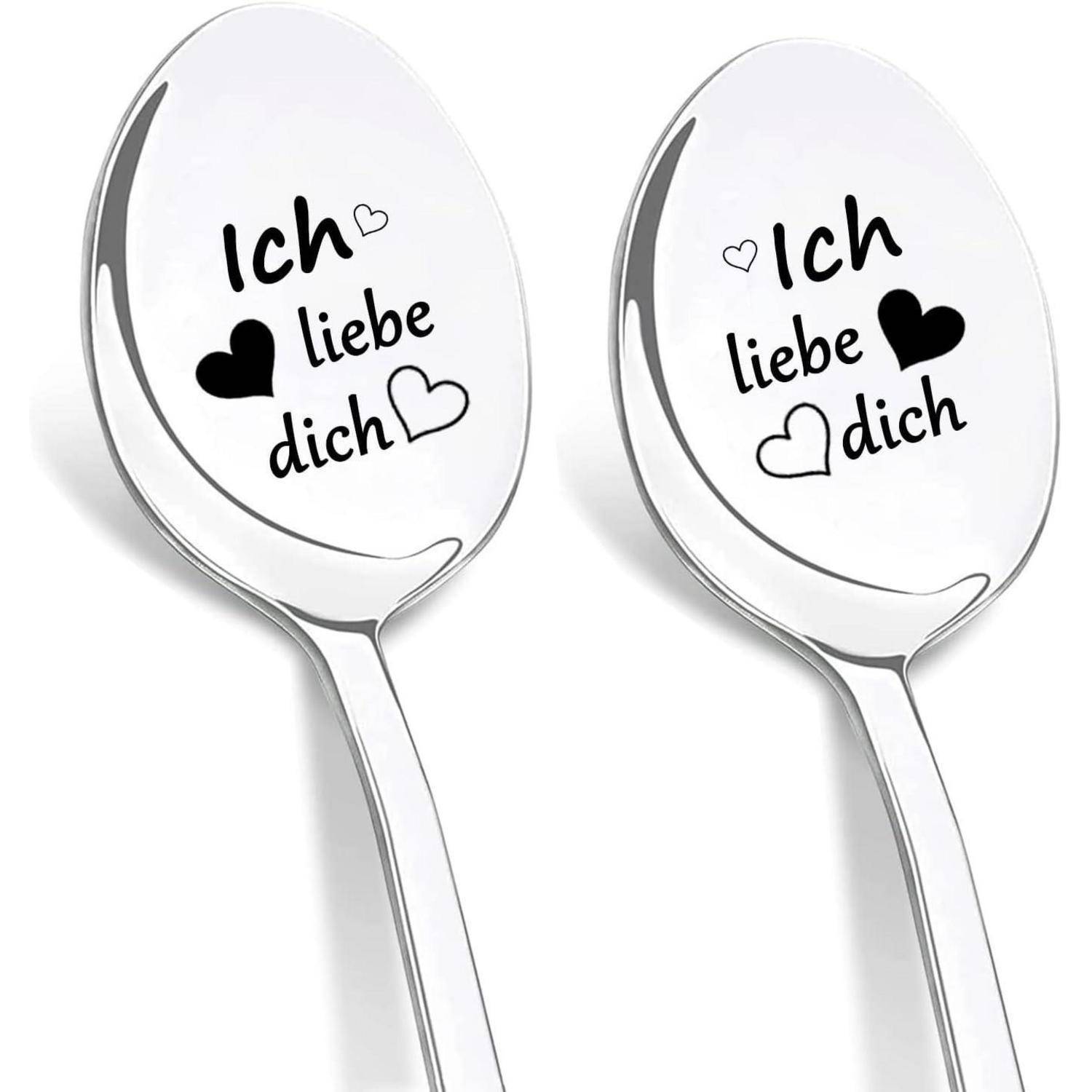 Zwei silberne Löffel mit der Gravur 'Ich liebe dich' und Herzsymbolen, die eine romantische Botschaft vermitteln und auf Deutsch bedeuten 'Ich liebe dich'.