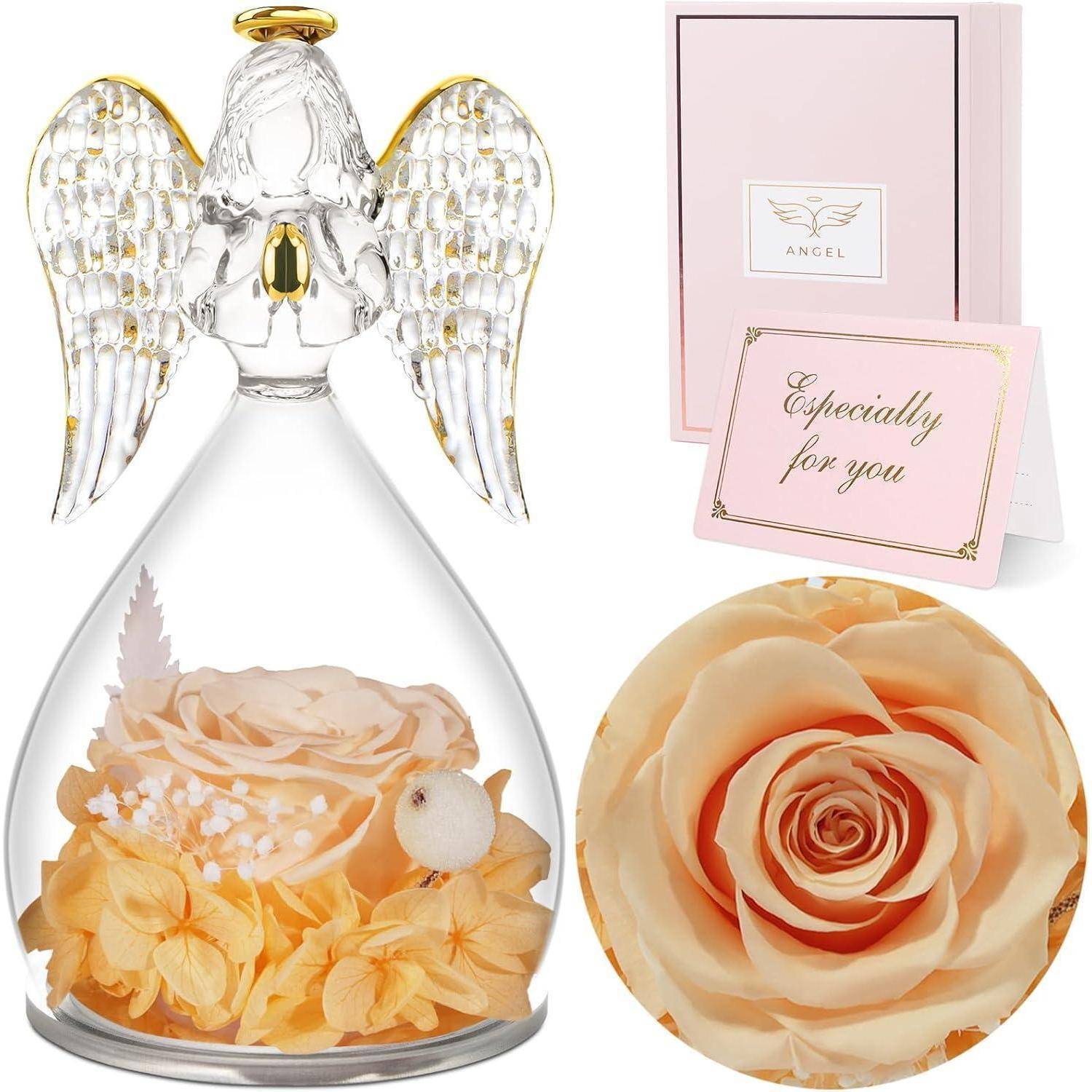 Eine Glasengelfigur mit goldenen Details umschließt pfirsichfarbene Rosen und Blumen. Daneben liegt eine rosa Karte mit der Aufschrift „Ganz besonders für dich.