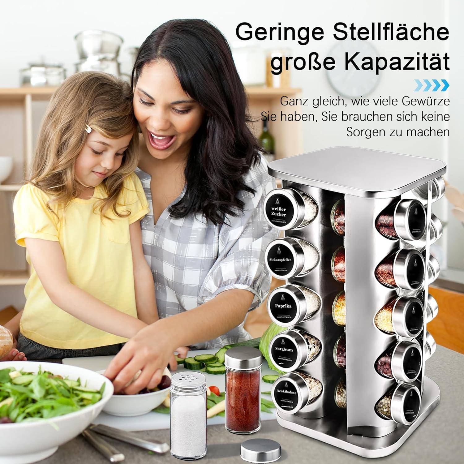Eine Frau und ein Kind kochen gemeinsam. Ein Gewürzregal mit beschrifteten Gläsern steht neben ihnen und zeigt eine organisierte Küchenlagerung. Der Text auf Deutsch betont Kompaktheit und Kapazität.