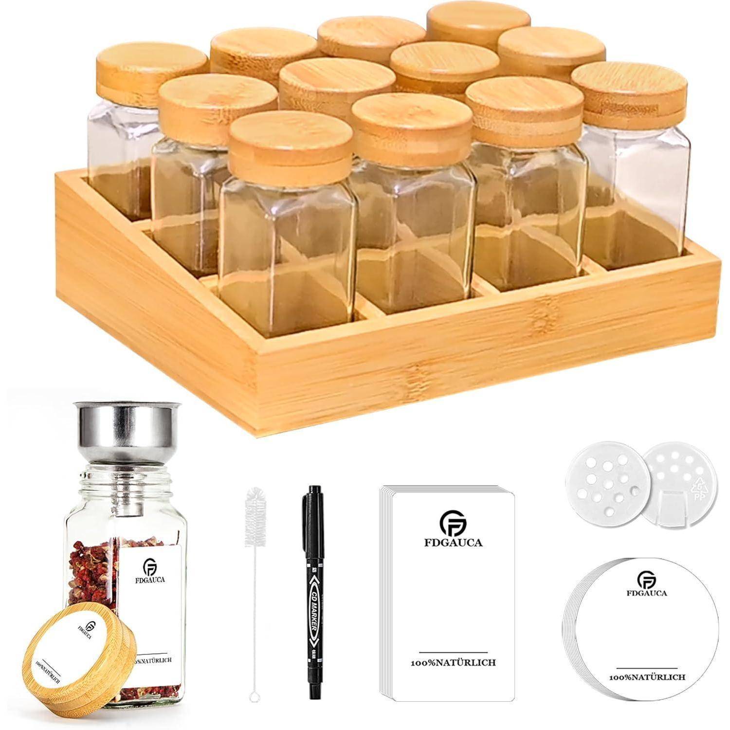 Set aus 12 Gewürzgläsern mit Bambusdeckeln in einem Holztablett, inklusive Etiketten, einem Stift, Einsätzen mit Streulöchern und einer Reinigungsbürste.