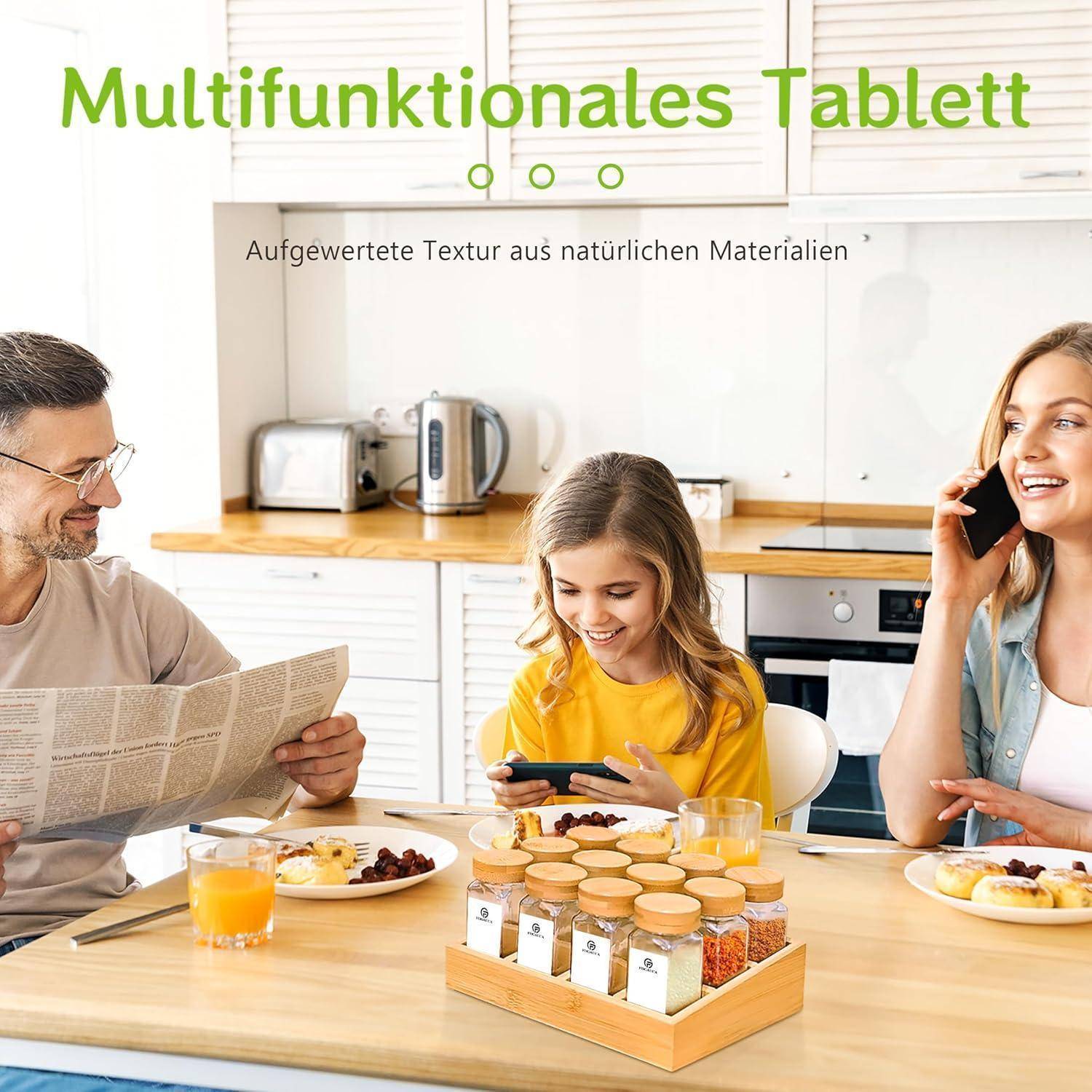 Eine Familie am Tisch, ein Mann liest eine Zeitung, ein Mädchen benutzt ein Tablet und eine Frau telefoniert. Text: 'Multifunktionales Tablett'.