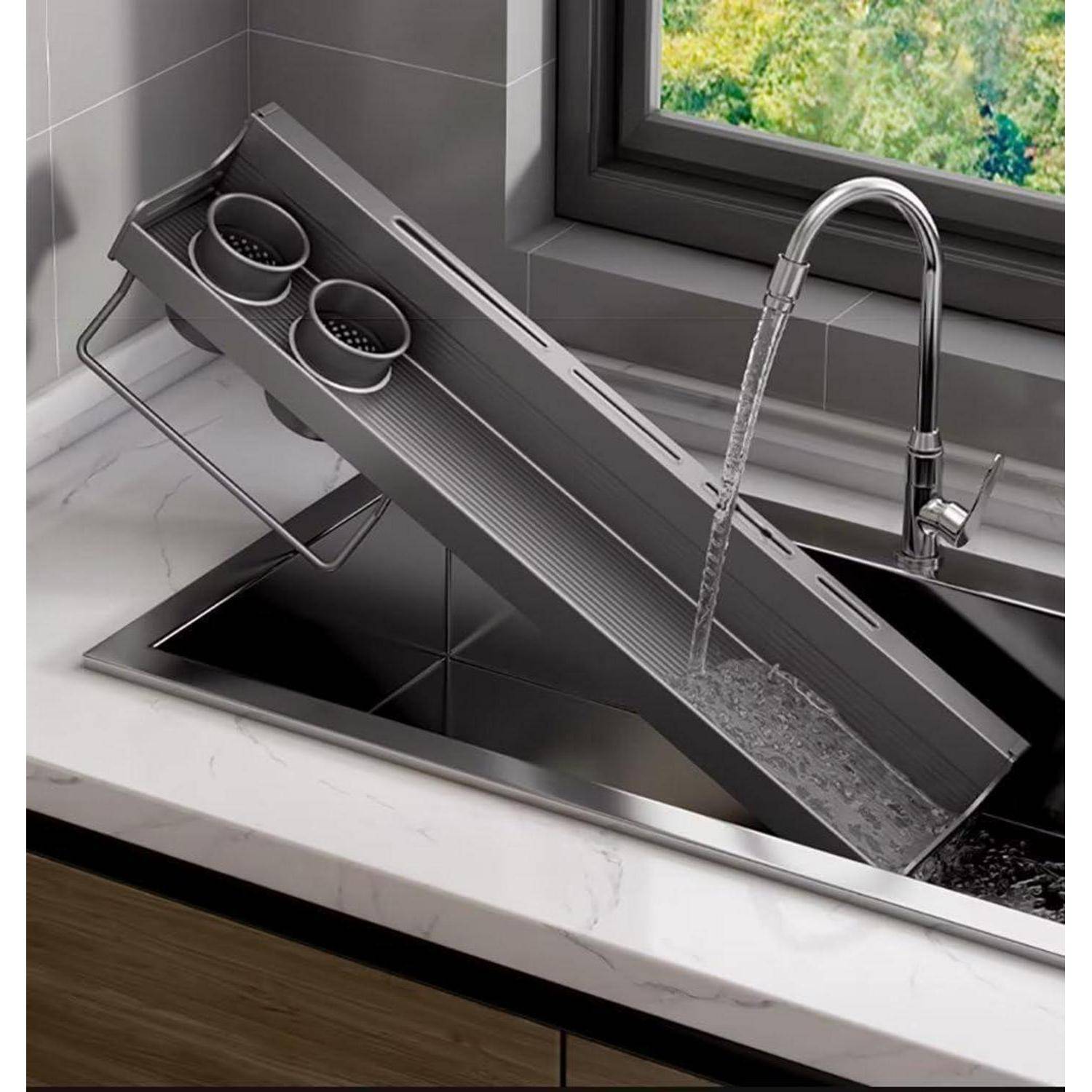 Ein Abtropfgestell in einem Küchenspülbecken hält gewaschene Geschirr neben einem Wasserhahn mit fließendem Wasser. Ein Fenster zeigt Grünpflanzen draußen.