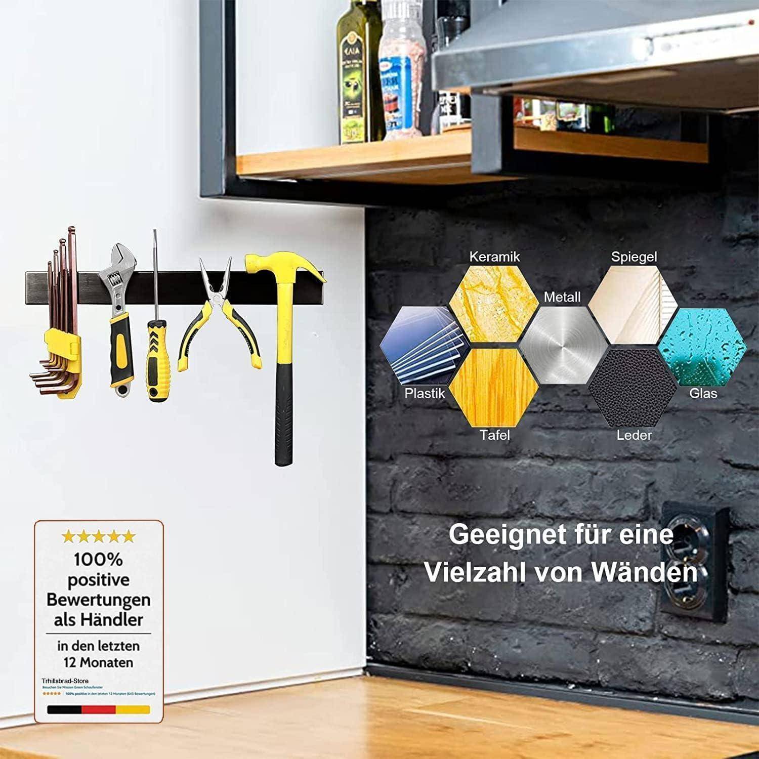 Wandmontierter Werkzeughalter, der verschiedene Werkzeuge in einer Küche präsentiert. Der Text hebt die Eignung für verschiedene Oberflächen wie Keramik und Metall hervor.