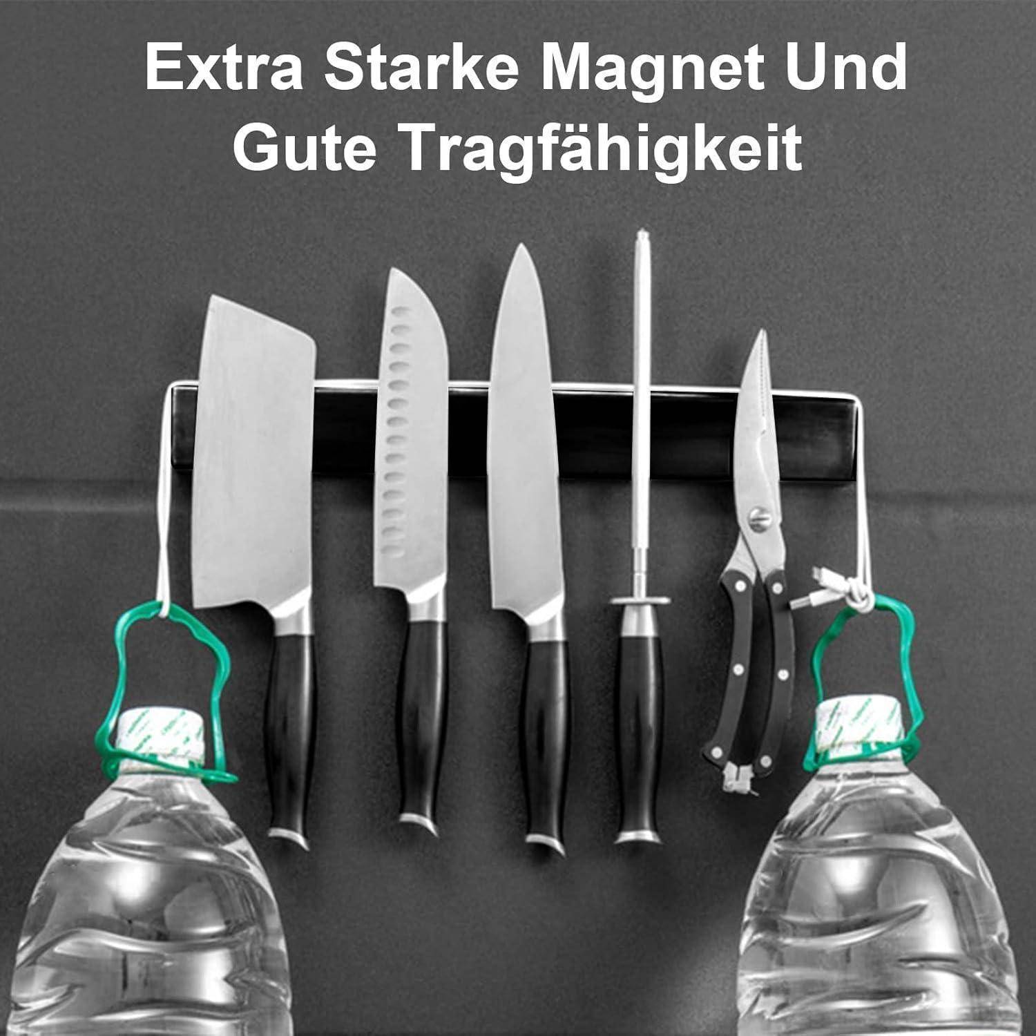 Magnetischer Messerhalter mit verschiedenen Küchenutensilien und zwei schweren Wasserflaschen, die seine starke magnetische Leistungsfähigkeit demonstrieren.