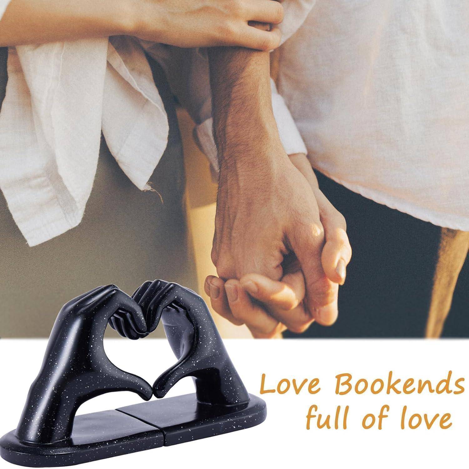 Zwei Hände, die sich vereinen und Liebe vermitteln; darunter herzförmige Buchstützen mit dem Text 'Love Bookends voller Liebe'.