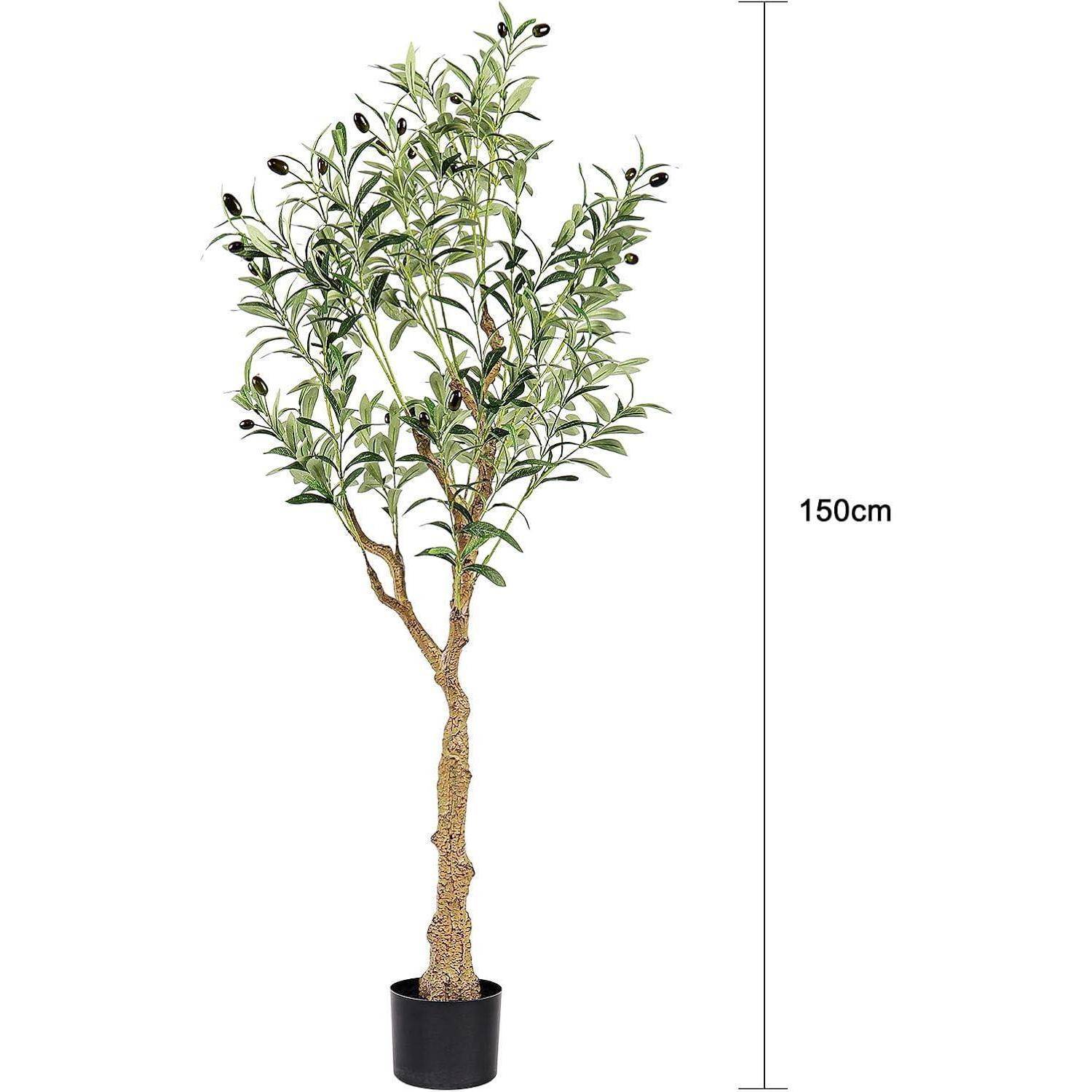 Ein künstlicher Olivenbaum im Topf, 150 cm hoch, mit strukturiertem Stamm und dunkelgrünen Blättern mit schwarzen Oliven, vor einem weißen Hintergrund platziert.