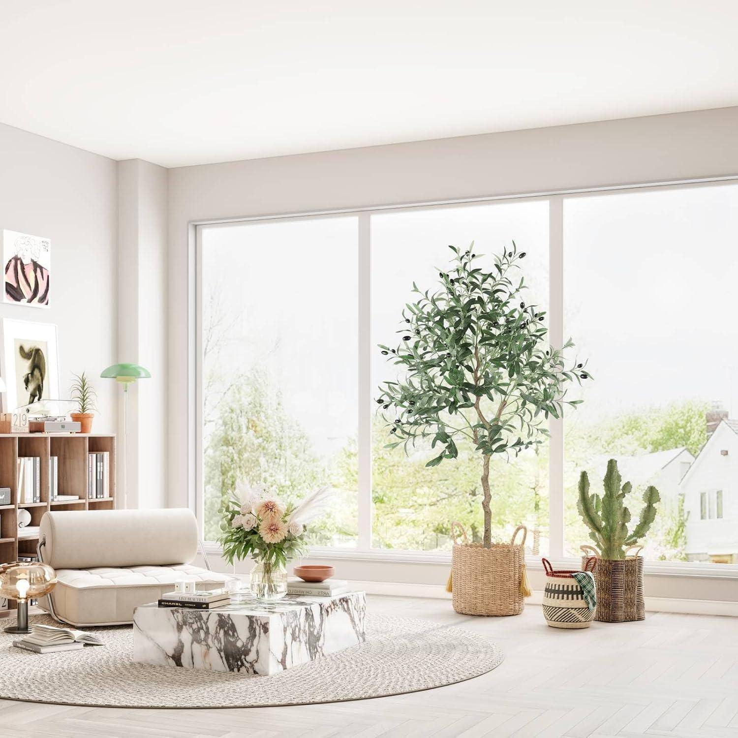 Ein heller, moderner Wohnraum mit großen Fenstern, ausgestattet mit einem Marmor-Couchtisch, bequemen Sitzmöbeln und verschiedenen Zimmerpflanzen.