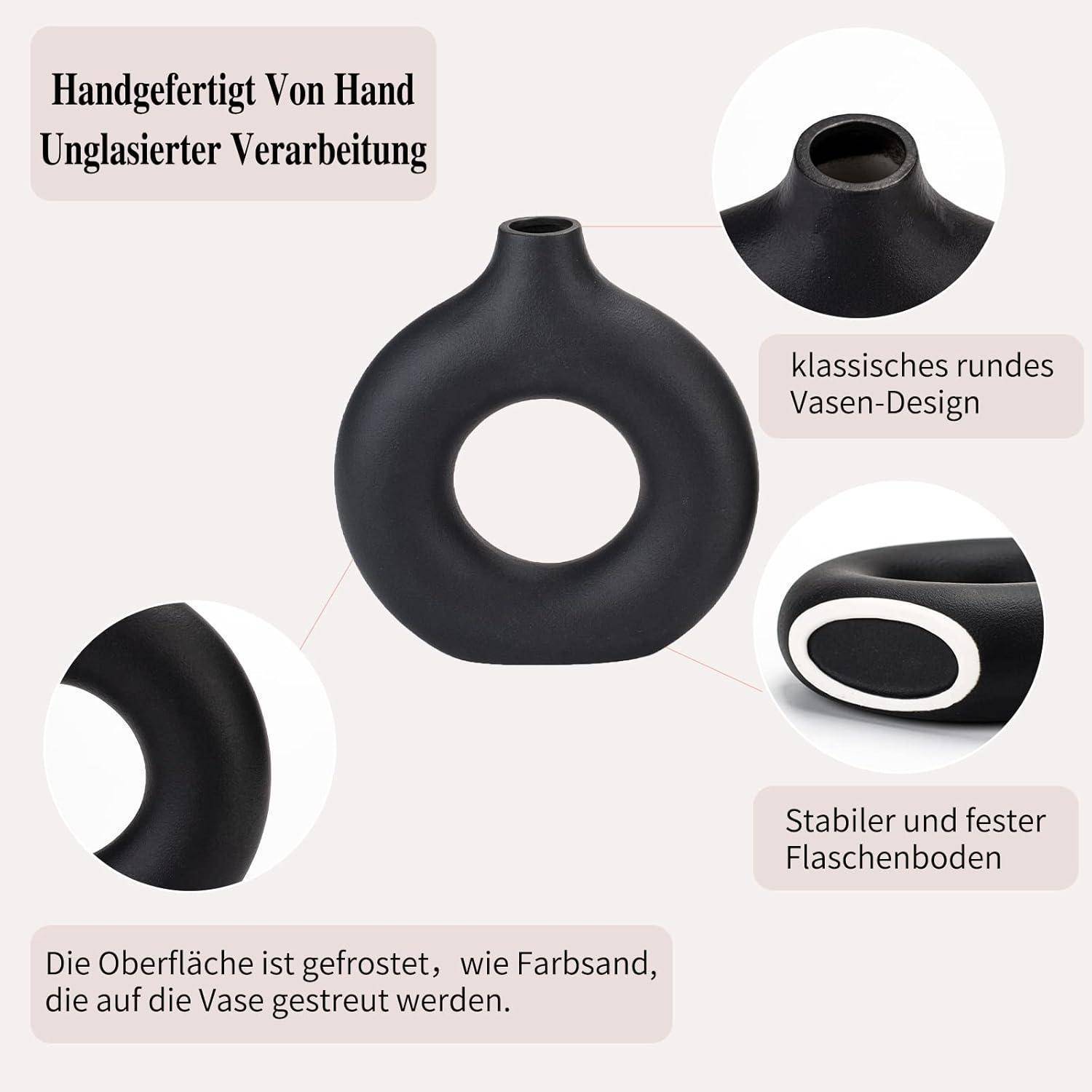 Eine runde, schwarze Vase mit einem zentralen Loch, gekennzeichnet als handgefertigt und unglasiert. Sie verfügt über eine matte Oberfläche und eine stabile Basis.