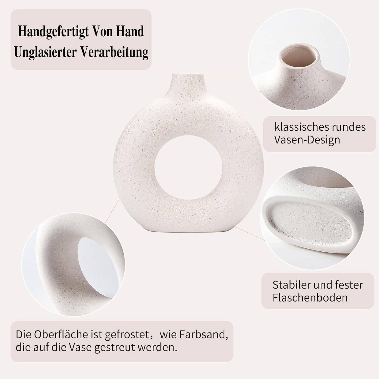 Handgefertigte, unglasierte runde Vase mit matter Oberfläche und stabilem Sockel, entworfen für eine natürliche, schlichte Ästhetik. Die Vase zeichnet sich durch ihre sorgfältig gearbeitete Form und den unbehandelten, frostartigen Oberflächenfinish aus, der der Keramik eine sanfte, zurückhaltende Textur verleiht. Der robuste Fuß sorgt für eine sichere Standfläche und unterstreicht die handwerkliche Qualität des Designs. Diese Vase verbindet Funktionalität mit minimalistischer Ästhetik und eignet sich hervorragend für zeitgenössische Inneneinrichtungen.