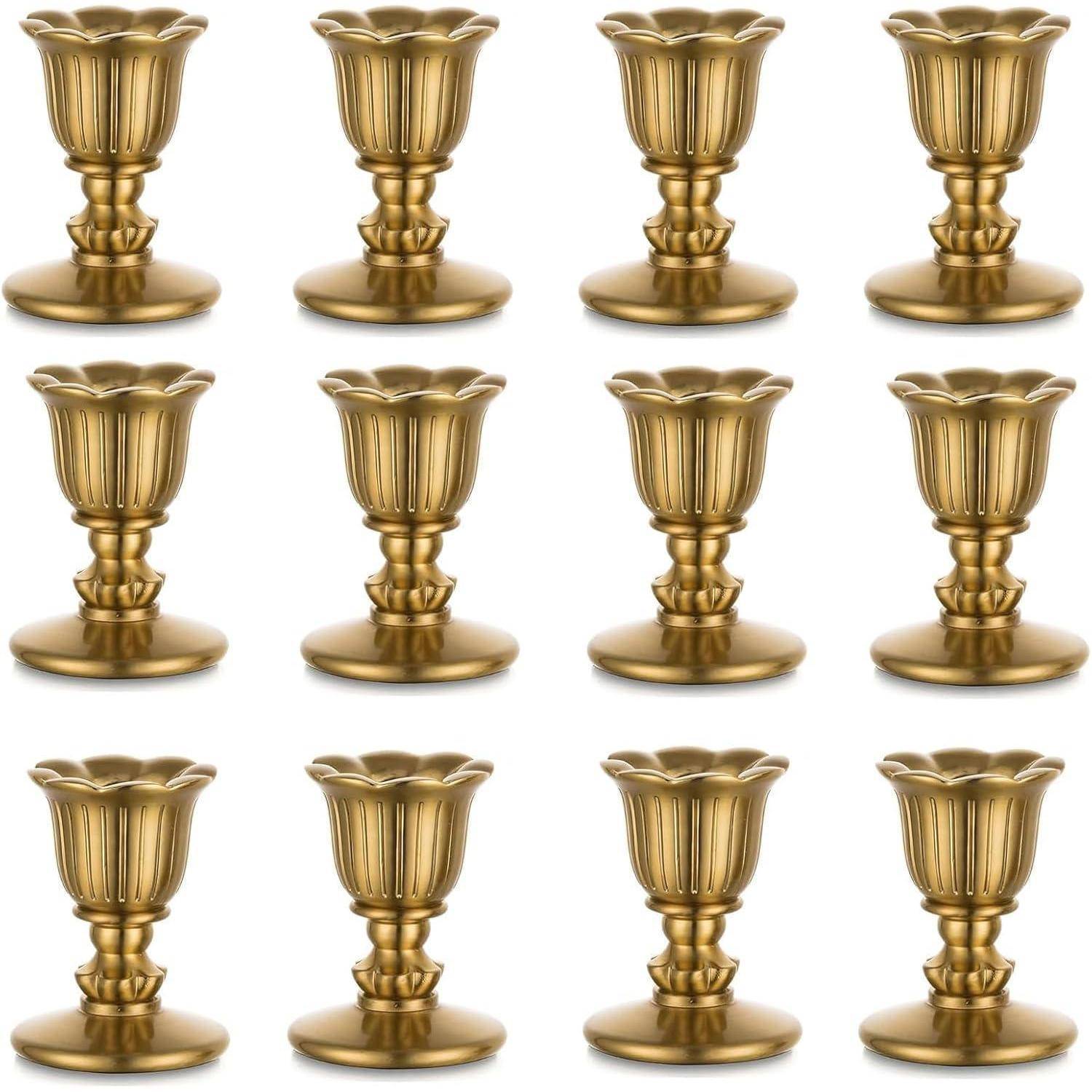 Zwölf identische Goldleuchter, die in einem Rastermuster angeordnet sind.