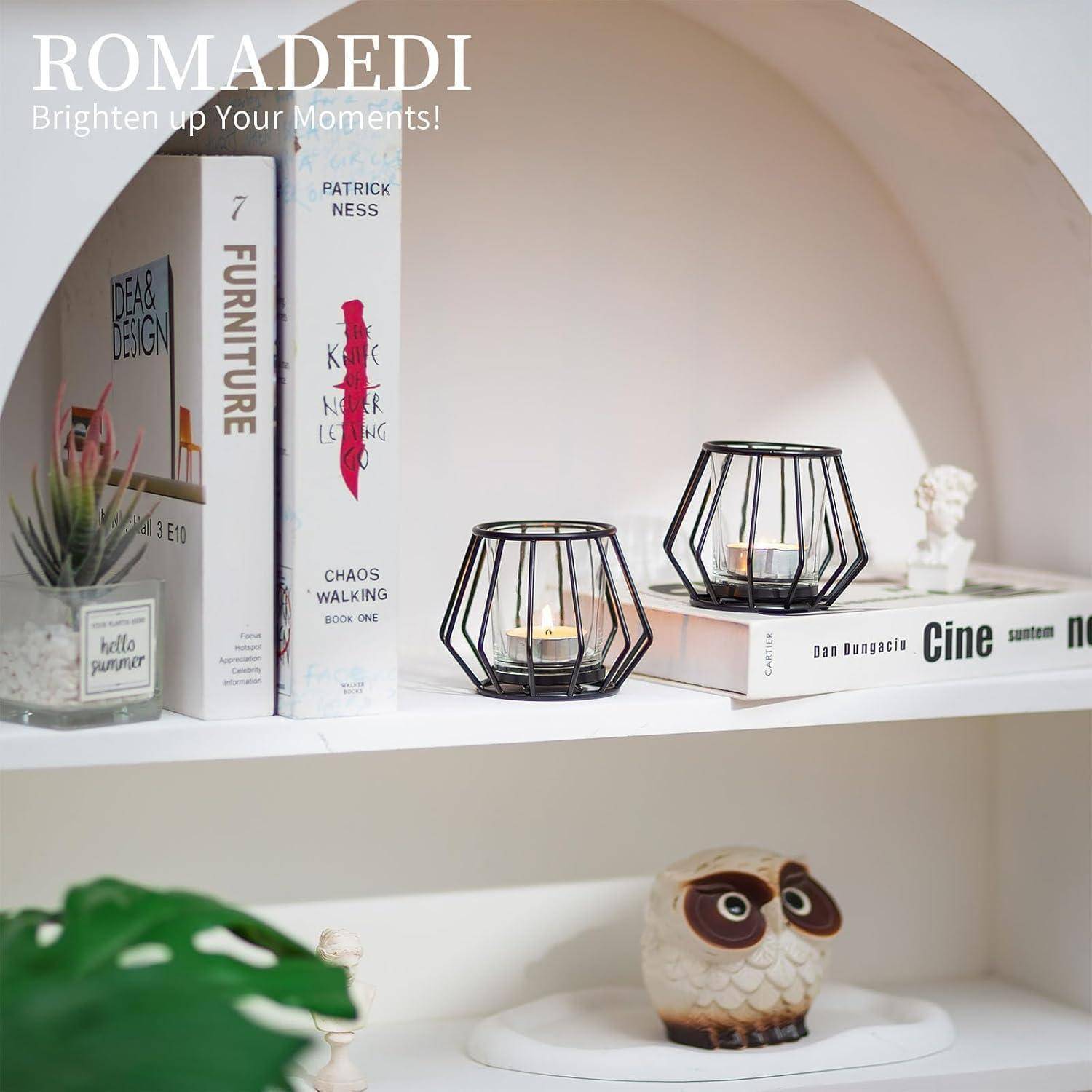 Ein Regal mit Büchern, zwei Kerzenhaltern und einer kleinen Eulenfigur. Der Text lautet: 'Romadedi: Verschönere Deine Momente!