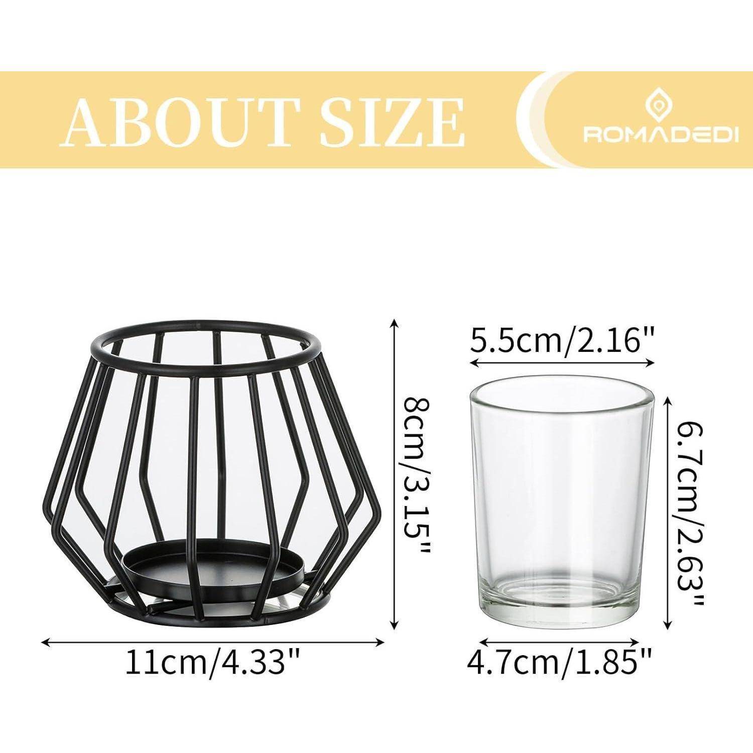 Abbildung zeigt einen schwarzen Metallkerzenhalter, 11 cm breit und 8 cm hoch, neben einem klaren Glasbecher, 4,7 cm breit und 6,7 cm hoch.