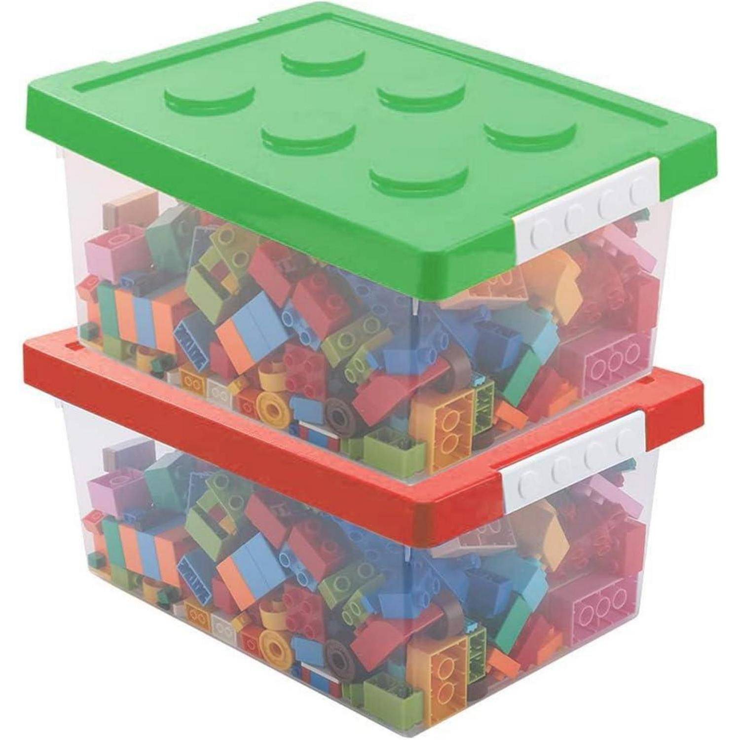 Zwei durchsichtige Kunststoff-Aufbewahrungsboxen, gefüllt mit bunten Bauklötzen, eine mit einem grünen Deckel und die andere mit einem roten Deckel, vertikal übereinander gestapelt.