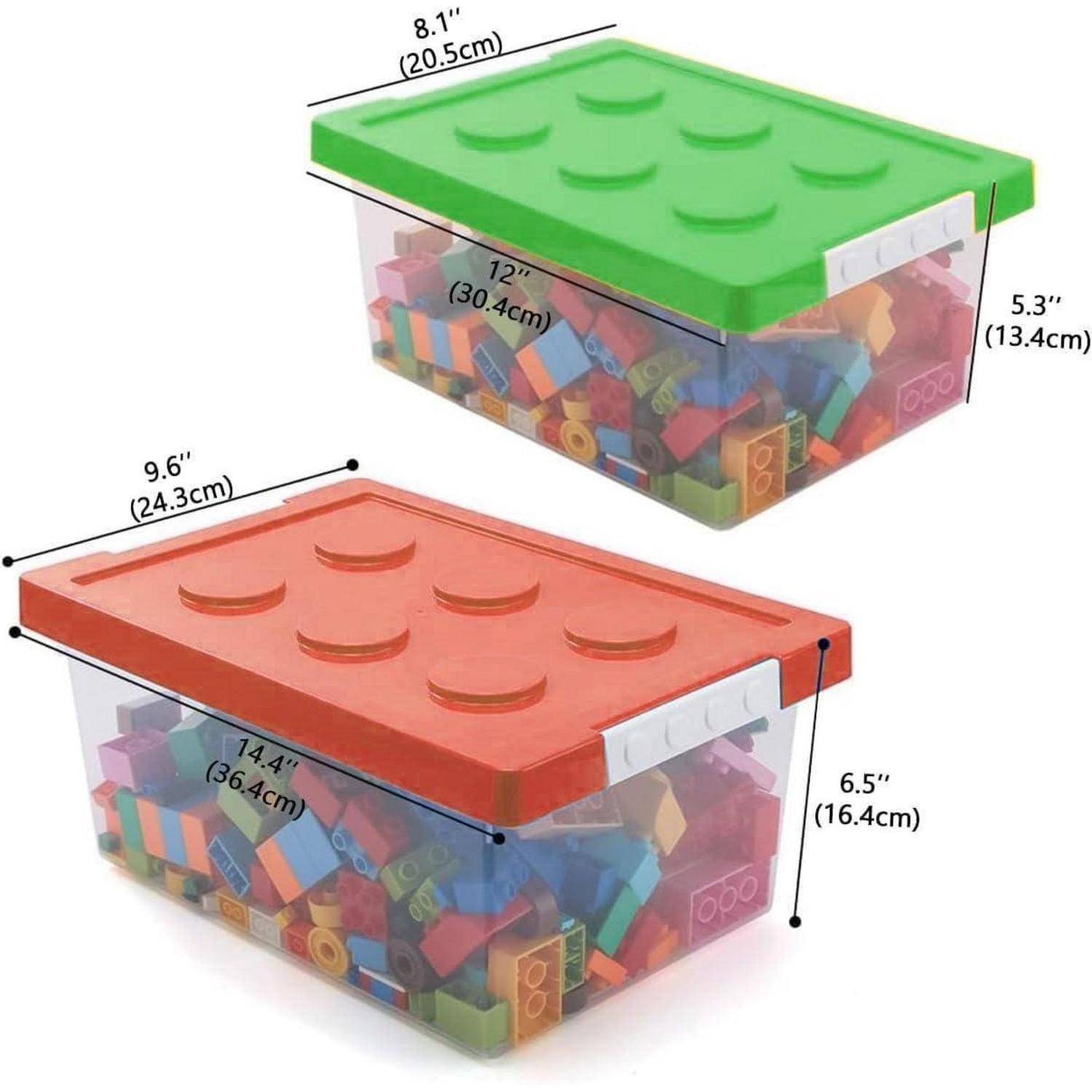 Zwei transparente Behälter gefüllt mit bunten Spielzeugbausteinchen. Der obere Behälter ist grün (12" x 8,1"" x 5,3""), der untere ist rot (14,4"" x 9,6"" x 6,5"").
