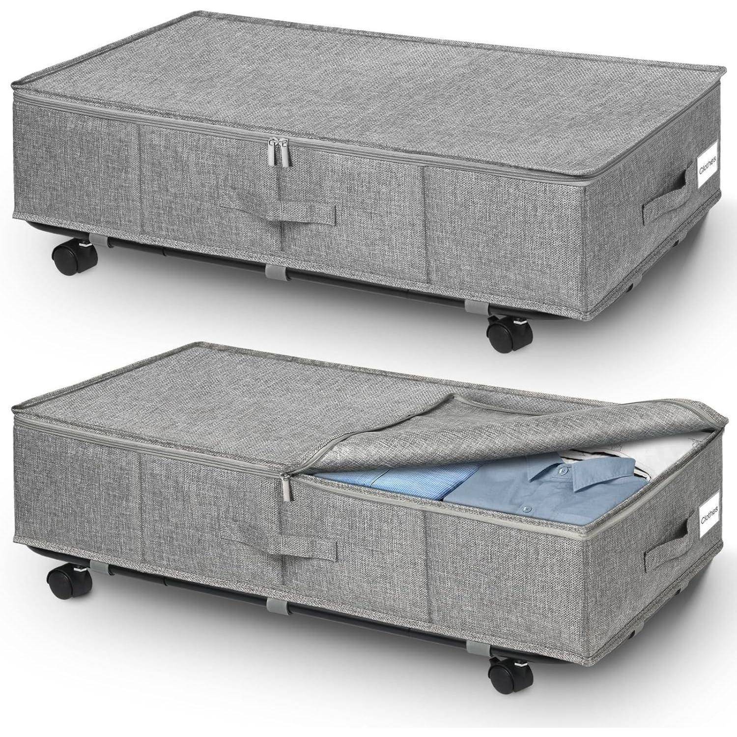 Zwei graue Stoff-Unterbett-Aufbewahrungsboxen auf Rollen; eine geschlossen, eine geöffnet mit zusammengelegten Kleidungsstücken im Inneren, beschriftet mit 'Aufbewahrung'.