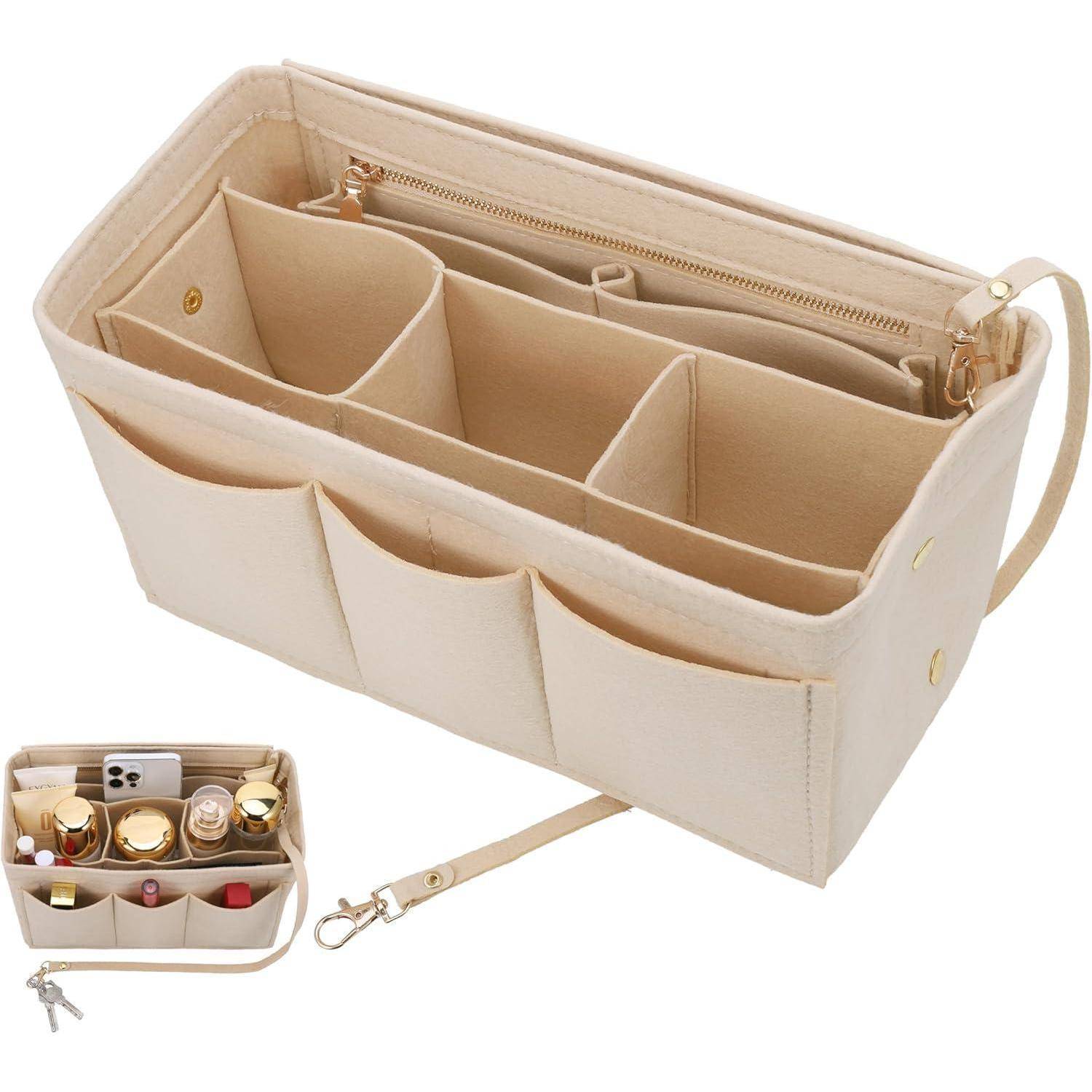 Beiger Organizer-Einsatz mit mehreren Taschen zum Aufbewahren von Make-up und Accessoires, leer und gefüllt mit verschiedenen Gegenständen gezeigt.