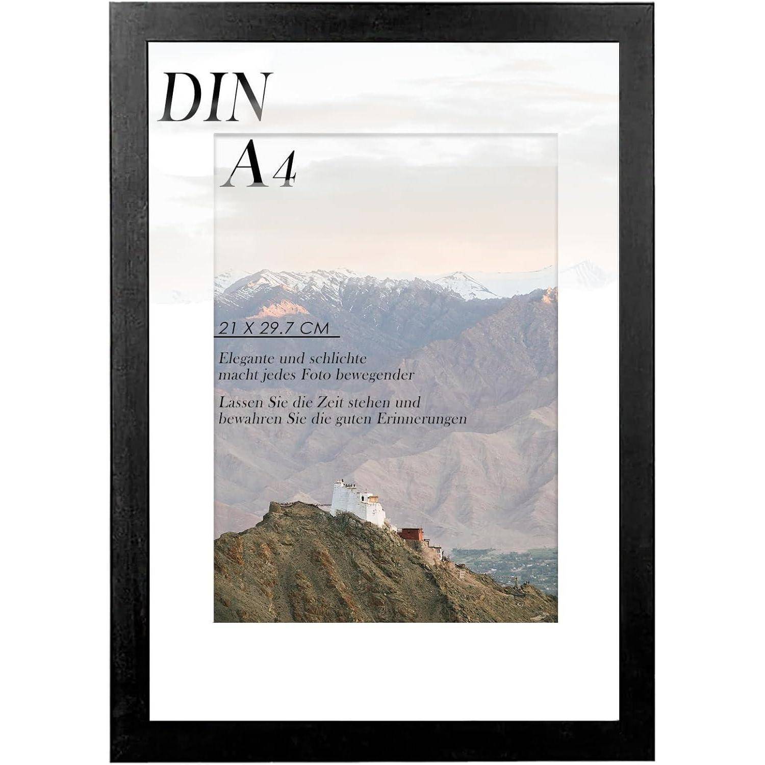 Ein gerahmtes Bild mit 'DIN A4' oben und einer malerischen Landschaft mit Bergen und einer Struktur auf einem Hügel. Ein deutscher Text begleitet die Szene.
