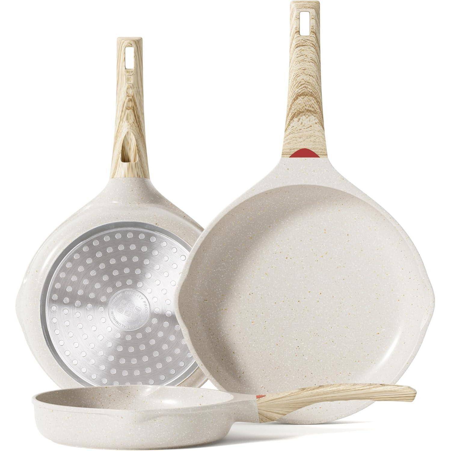 Dreier-Set Beige Bratpfannen mit holzmaserungsartigen Griffen, Antihaft-Innenseiten und silbernen Böden.