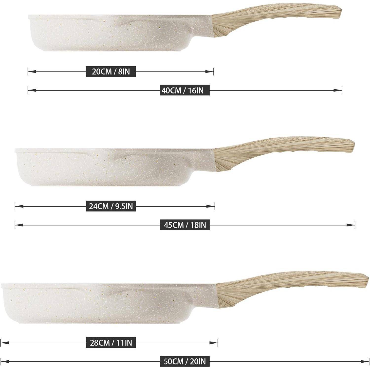 Drei Bratpfannen mit Holzgriffen in verschiedenen Größen: 20cm/8 Zoll, 24cm/9,5 Zoll und 28cm/11 Zoll. Längen: 40cm/16 Zoll, 45cm/18 Zoll, 50cm/20 Zoll.