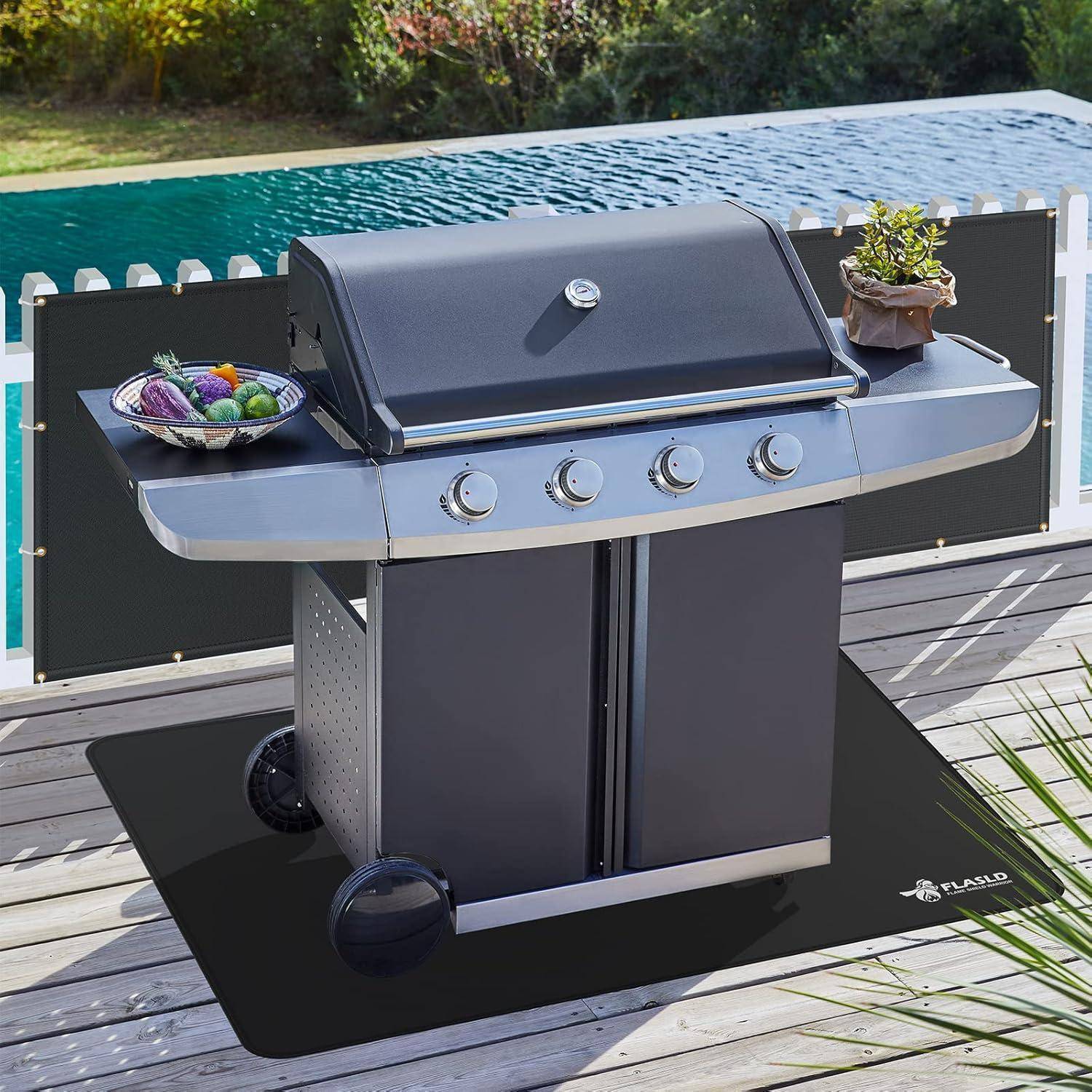 Ein Vier-Brenner-Gasgrill auf einer Holzterrasse, im Hintergrund ein Swimmingpool. Auf den Ablageplatten befinden sich eine Pflanze und eine Schüssel mit Gemüse.