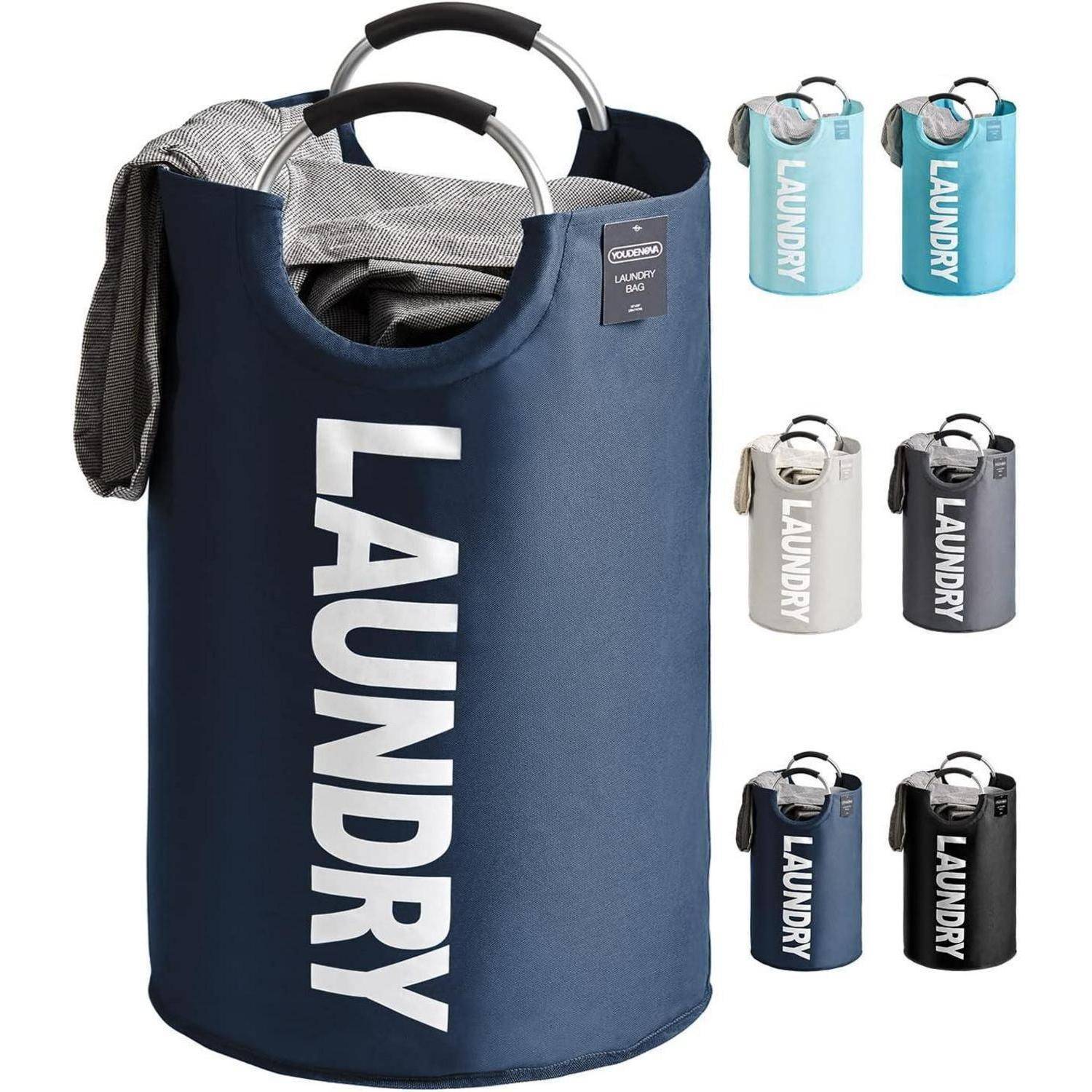 Ein Set von fünf Wäschekörben in verschiedenen Farben, jeder mit Griffen und dem Wort ‚LAUNDRY' an der Seite gedruckt, hervorgehoben durch einen marineblau-farbenen Wäschekorb im Vordergrund.