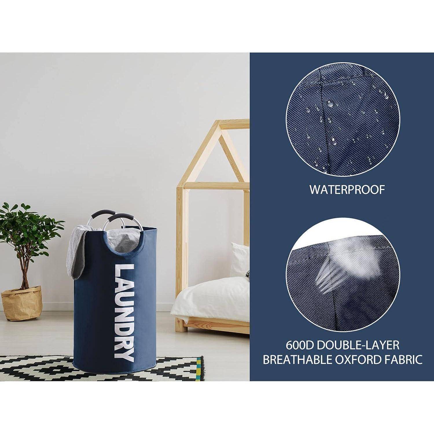 Ein marineblauer Wäschekorb mit der Aufschrift 'LAUNDRY' steht in einem Raum mit einem Teppich, einer Pflanze und einem Bett. Die Merkmale 'WASSERDICHT' und '600D ZWEISCHICHTIGE ATMUNGSAKTIVE OXFORD-STOFF' werden hervorgehoben.