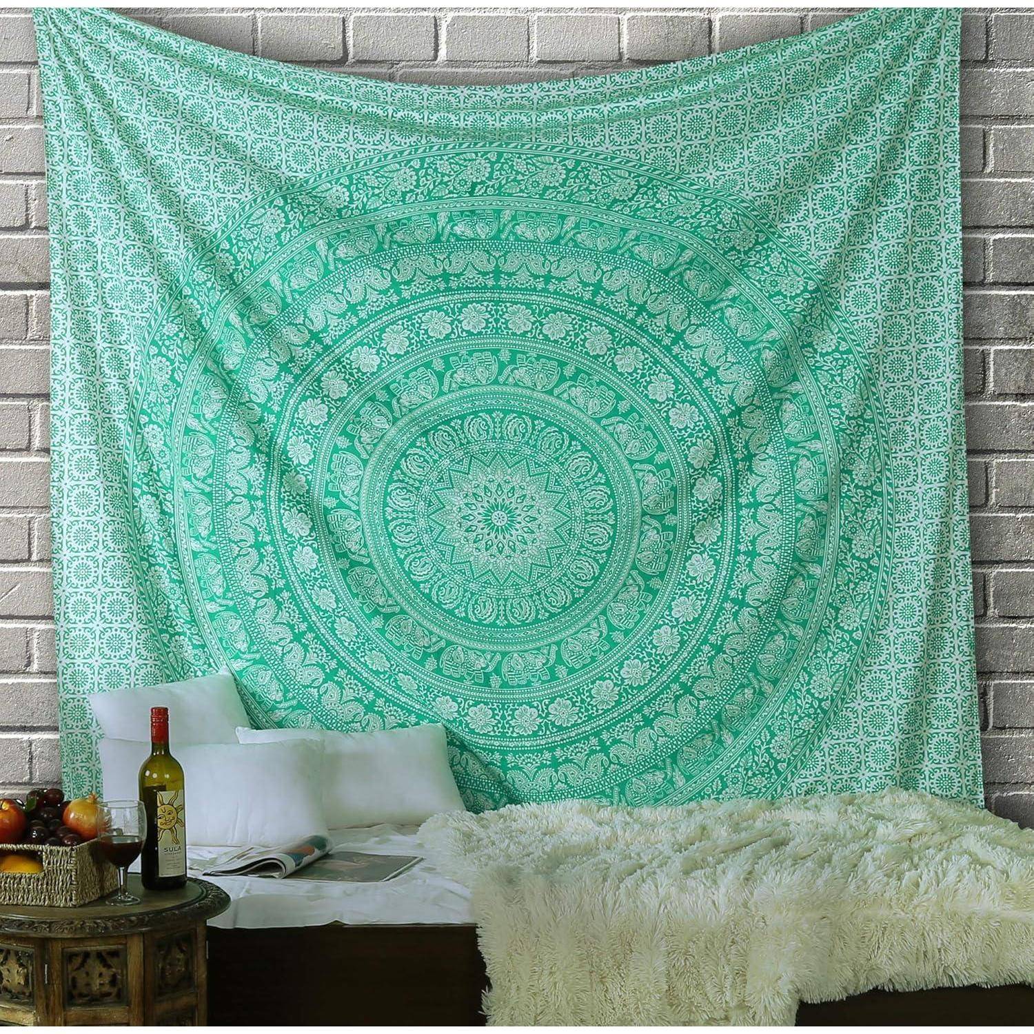 Ein türkisfarbenes Mandala-Wandtuch hängt an einer Ziegelwand über einem Bett mit weißen Kissen und einer flauschigen Decke. Eine Flasche und eine Frucht befinden sich auf dem Nachttisch.