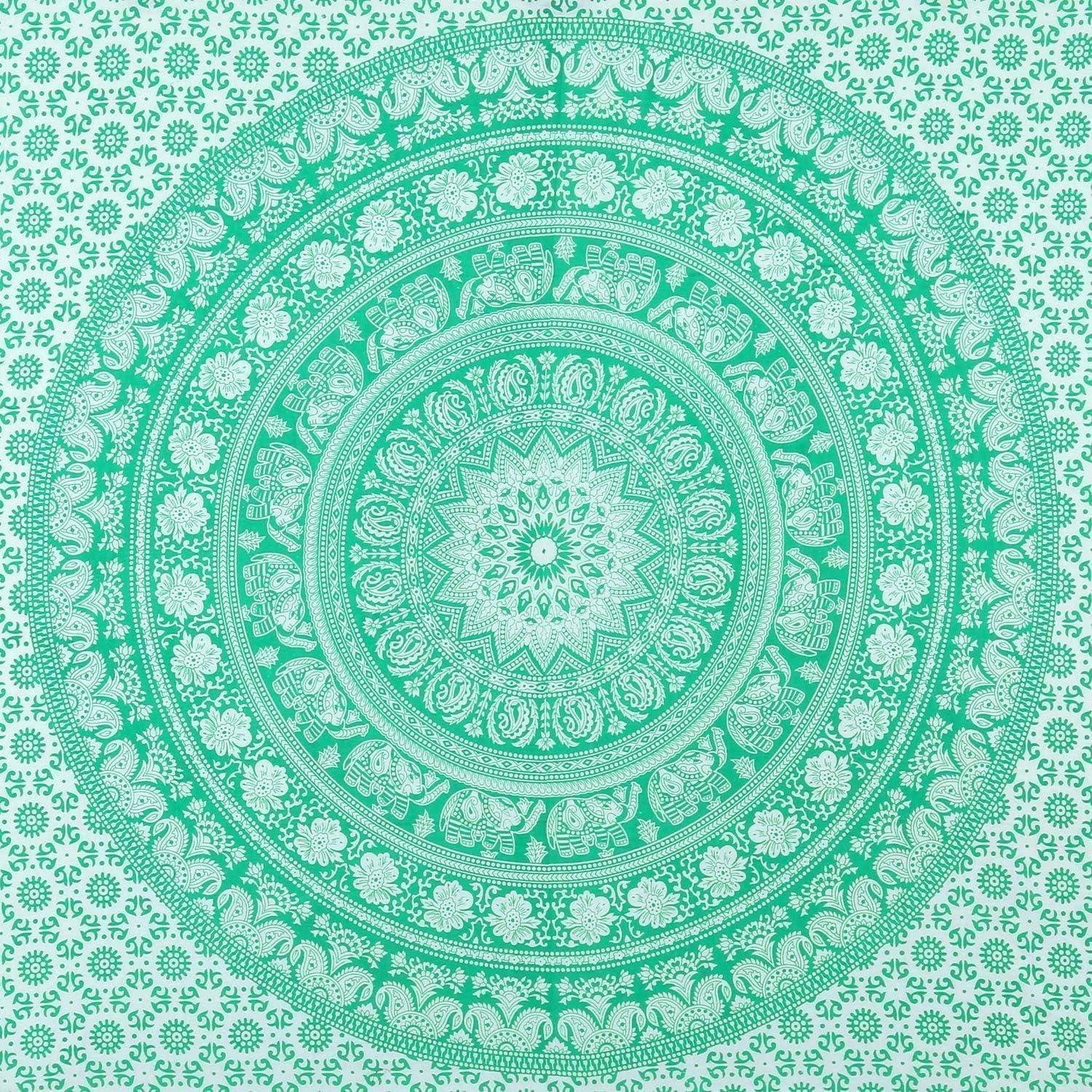 Ein kreisförmiges Mandalamuster in Grüntönen, das komplexe Blumen- und geometrische Designs symmetrisch nach außen strahlen lässt.