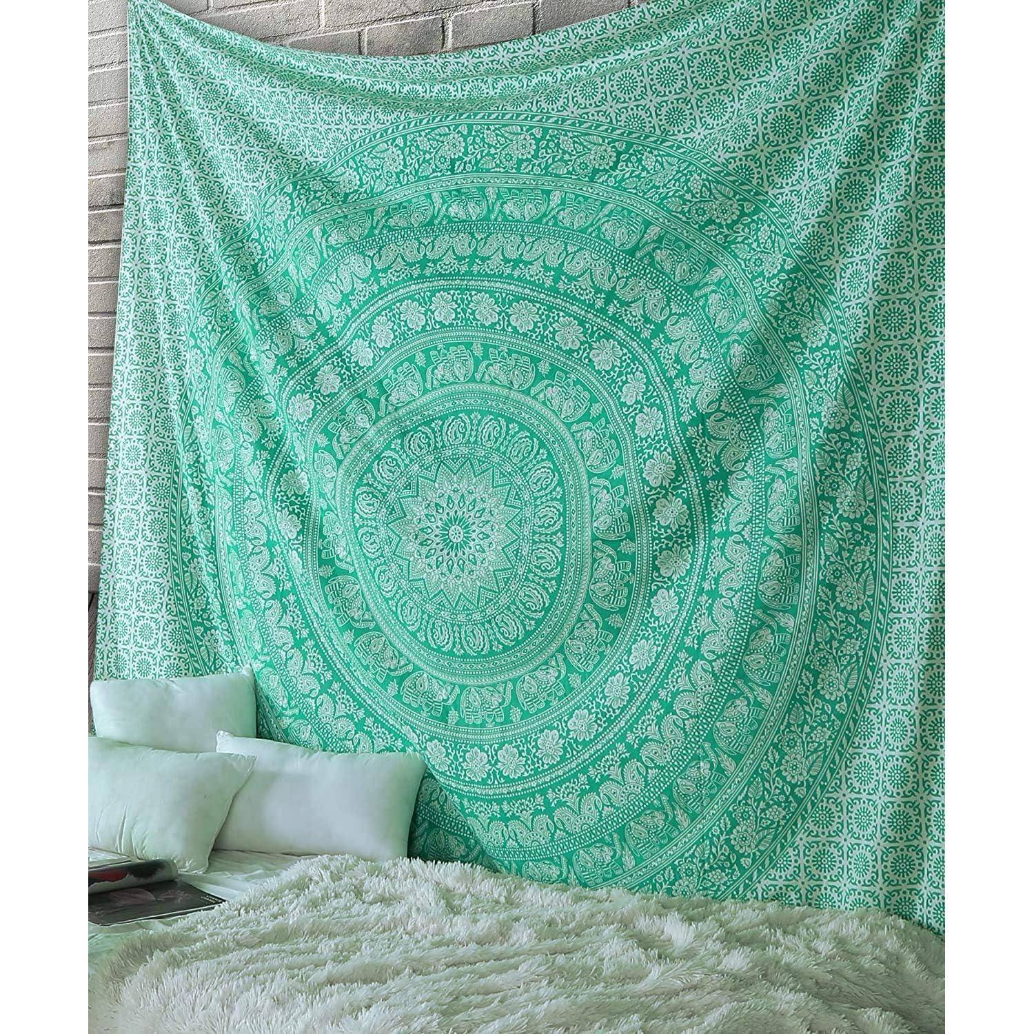 Grüner Mandala-Wandteppich mit komplexen geometrischen Mustern hängt an einer Ziegelwand über einem Bett mit weißen Kissen und einer gemütlichen Decke.