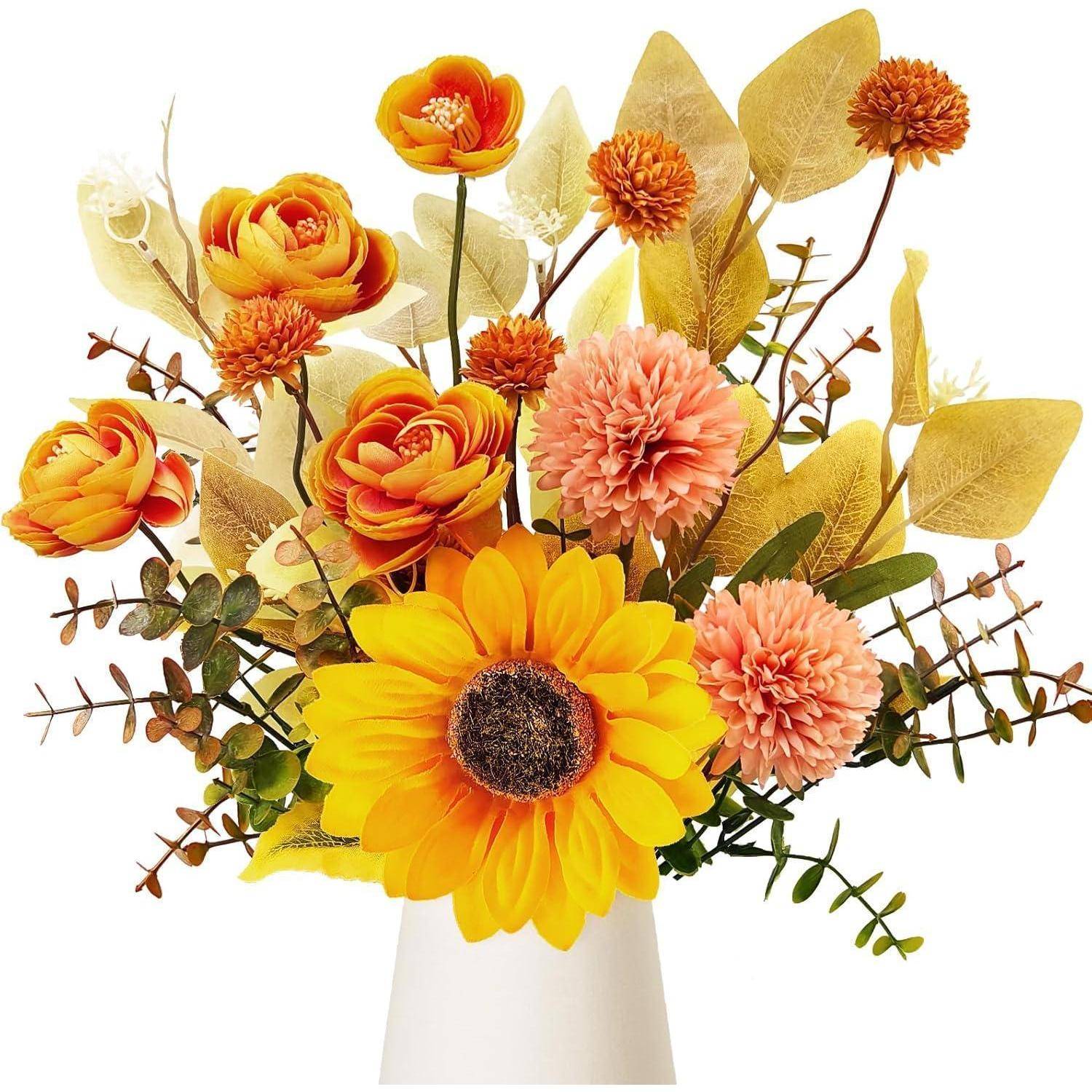 Eine Vase mit leuchtend orangen und rosa Blumen, darunter eine große gelbe Sonnenblume, arrangiert mit grünen und gelben Blättern.