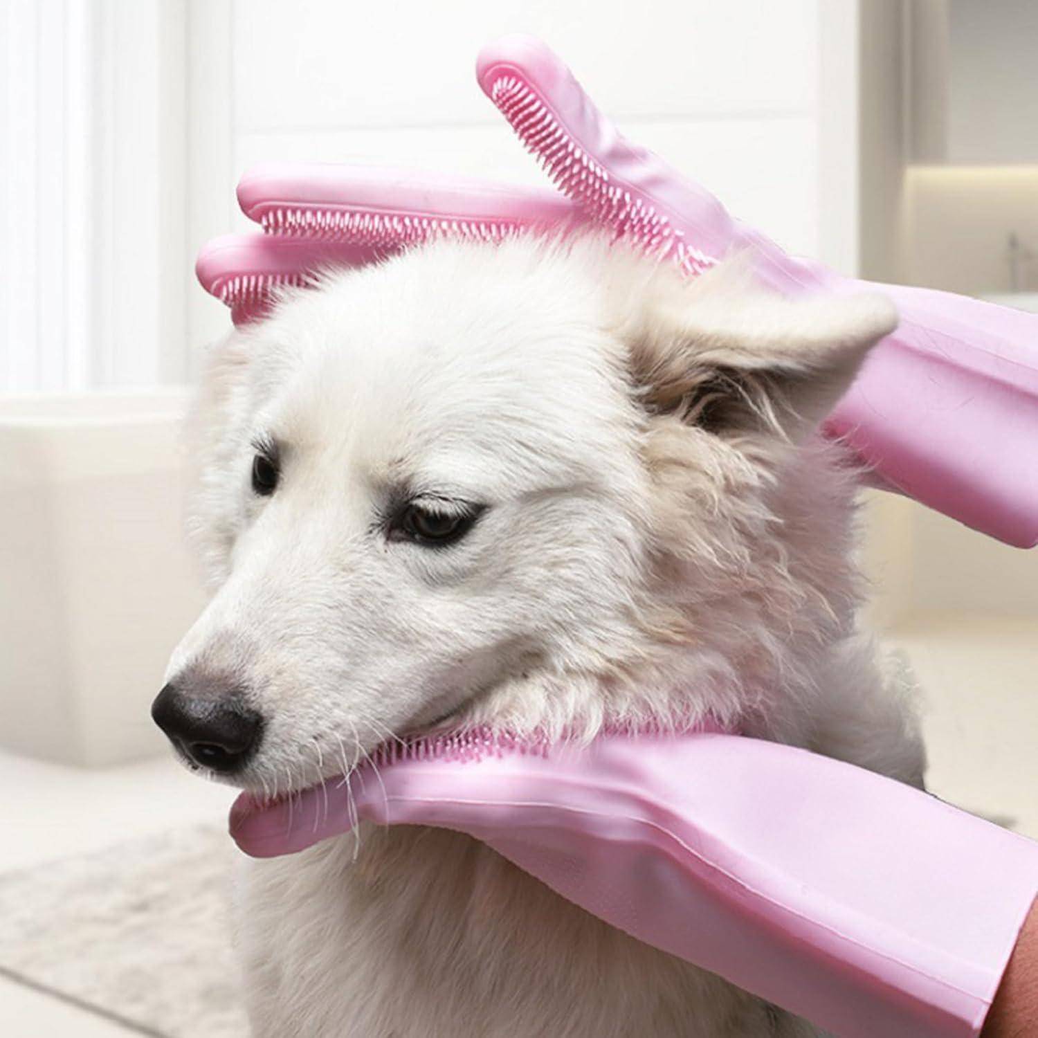Ein flauschiger weißer Hund wird sanft mit rosa Handschuhen gebürstet. Die Augen des Hundes sind geschlossen und er wirkt entspannt und zufrieden.