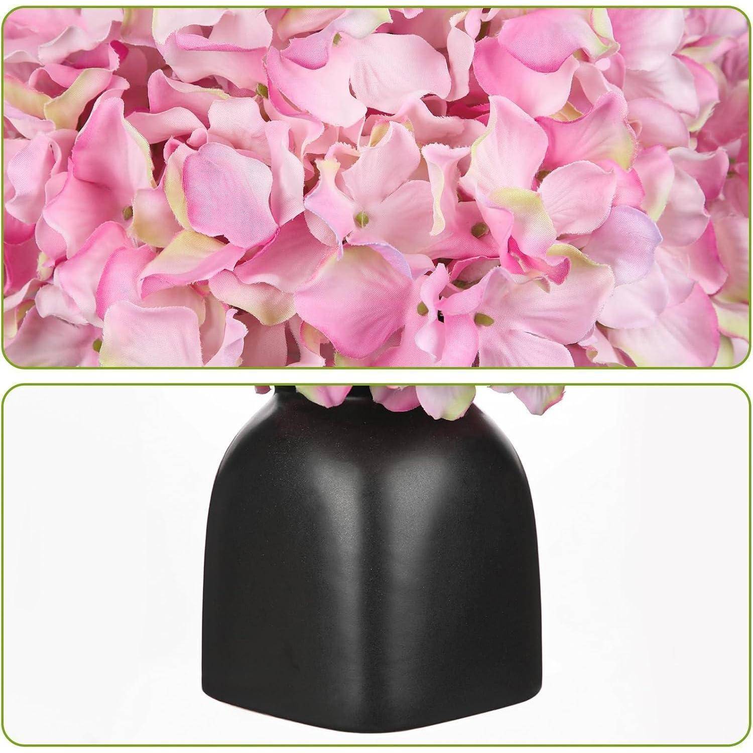 Eine schwarze Vase enthält einen Blumenstrauß aus rosa Hortensien mit hellen grünen Akzenten, der den Rahmen mit seinen gruppierten Blütenblättern ausfüllt.