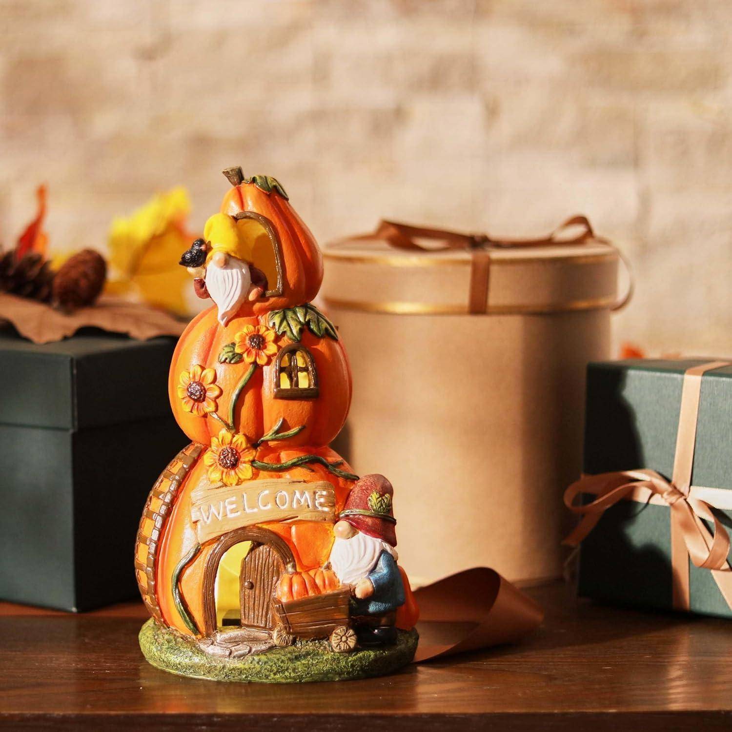Eine festliche Herbstszene mit einer Gnom-Figur in einem Kürbishaus mit einem 