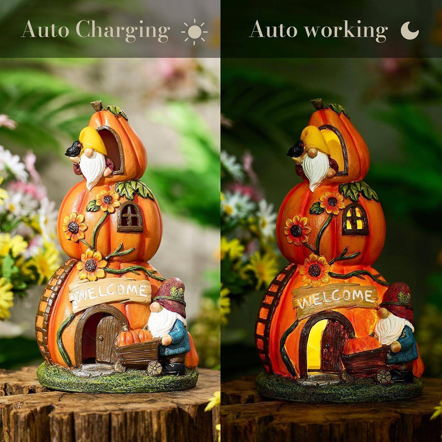 Ein Gartenornament in Form eines Kürbishauses mit einer 