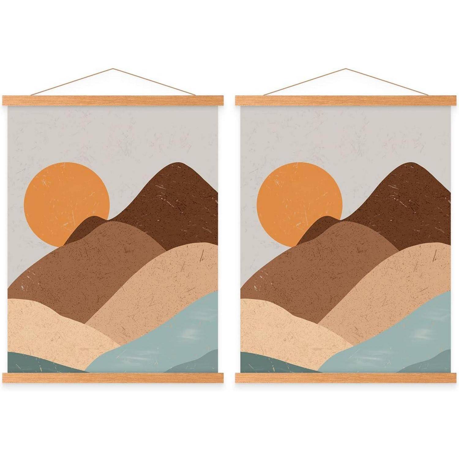 Zwei abstrakte Kunstdrucke, die eine braune, geschichtete Berglandschaft mit einer orangefarbenen Sonne im Hintergrund darstellen, gerahmt mit Holzaufhängern.