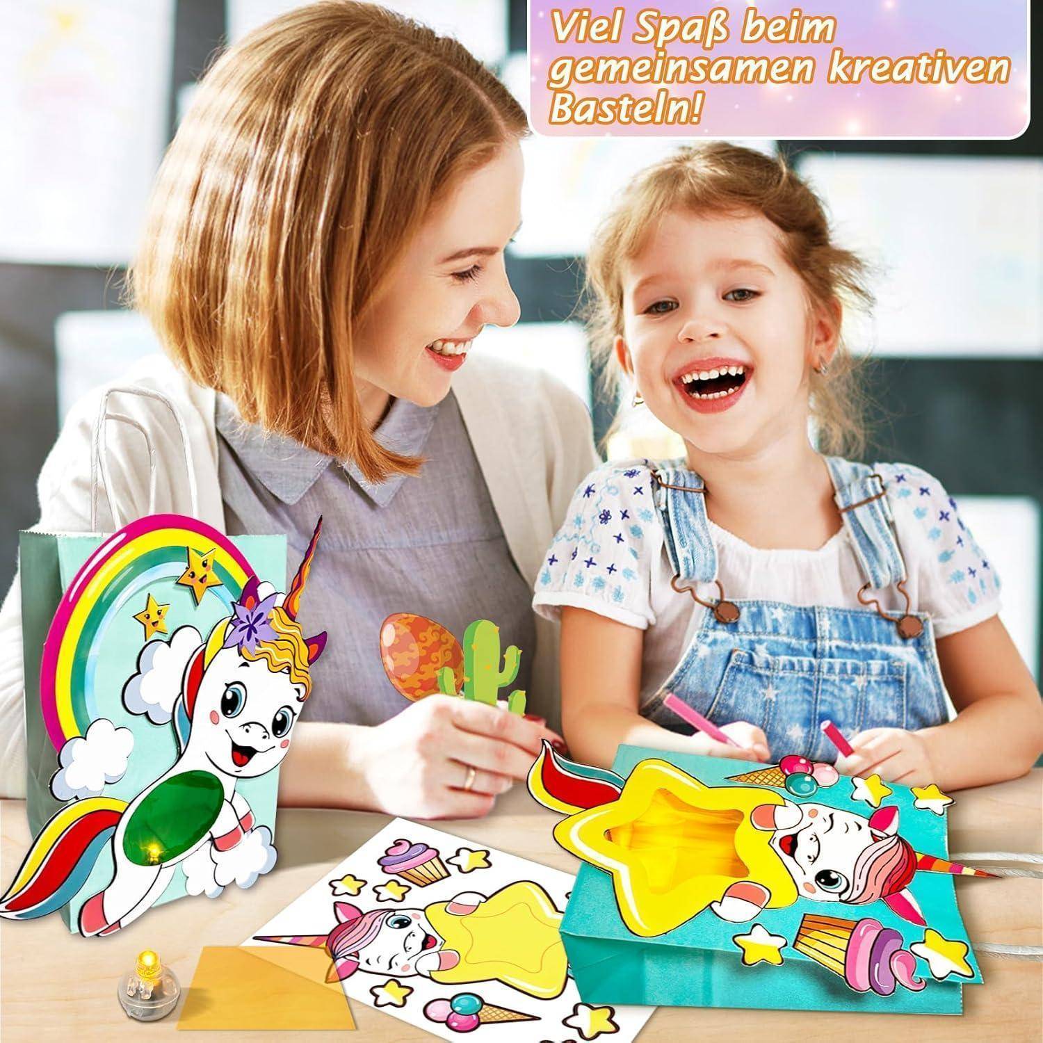 Eine Mutter und ihre Tochter basteln fröhlich zusammen an farbenfrohen Einhorn-Partydekoration auf einem Tisch.