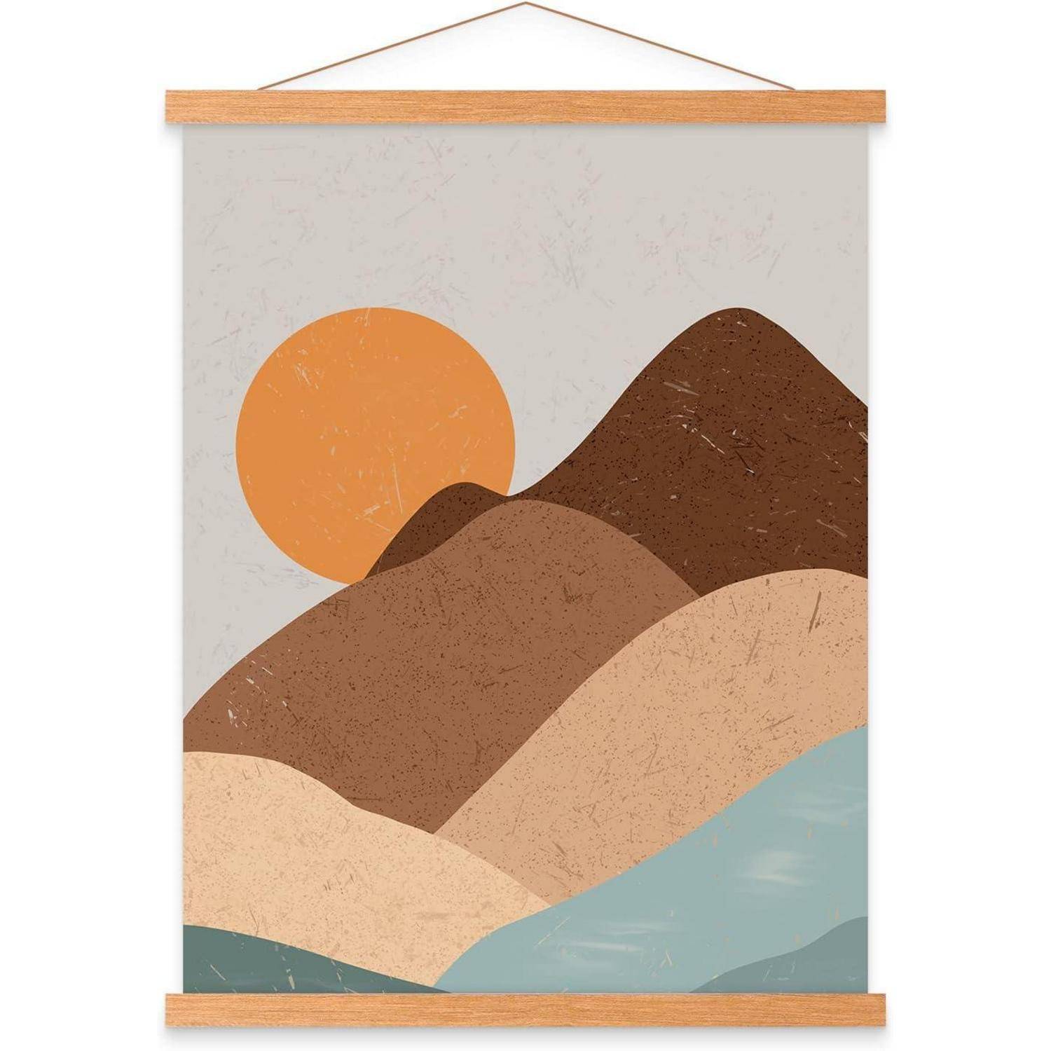 Ein minimalistischer Kunstdruck zeigt geschichtete, abstrakte Berge in Braun- und Beige-Tönen, mit einer orangefarbenen Sonne auf einem hellgrauen Hintergrund.
